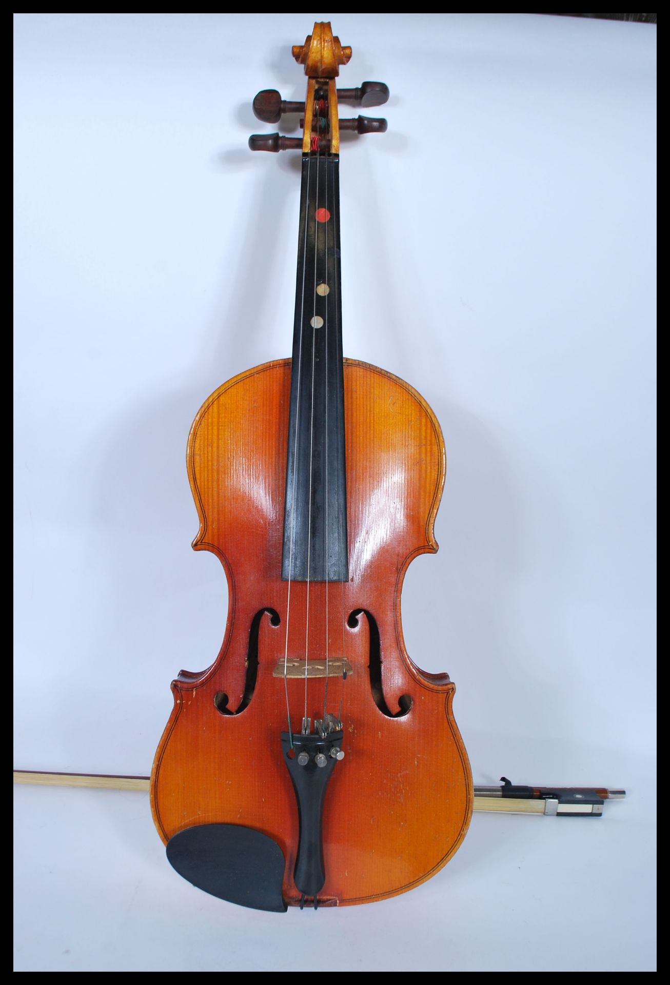 A 20th Century Chinese made student violin musical instrument by Lark contained within fitted case - Bild 6 aus 10