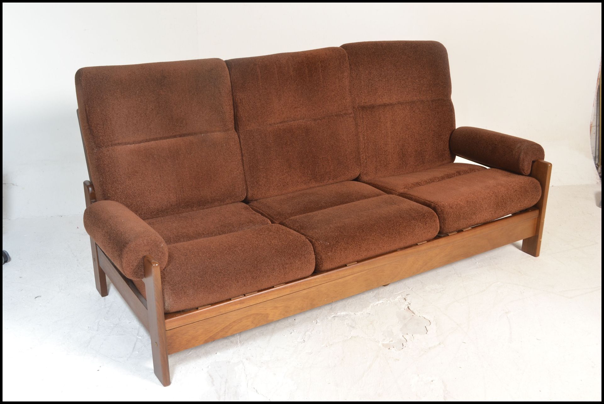 A retro 1960's Danish inspired teak wood day bed sofa. The turned legs supporting a fold down bed - Bild 2 aus 7