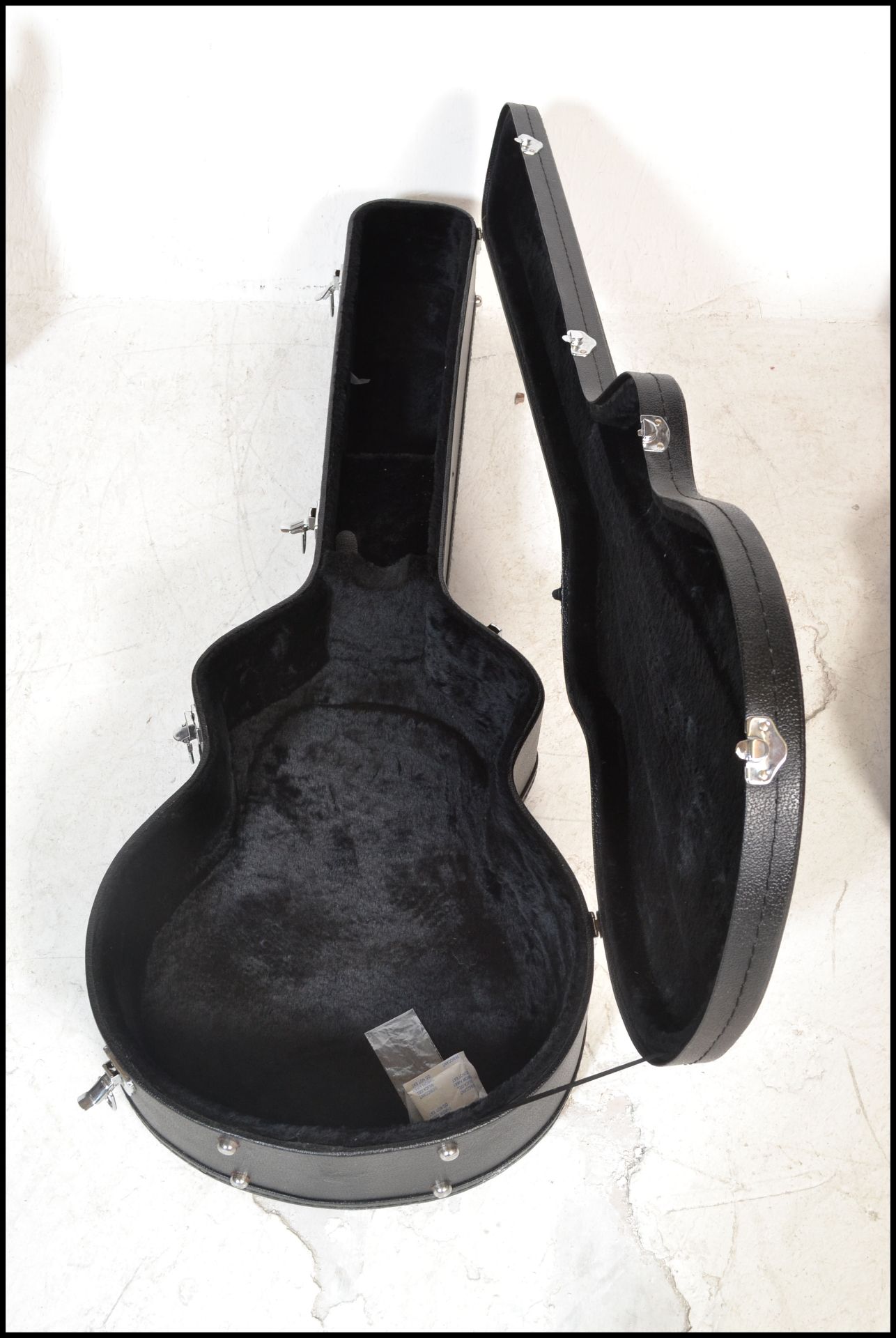 Two black faux leather guitar cases one having red velvet interior and lock catches, together with - Bild 5 aus 6