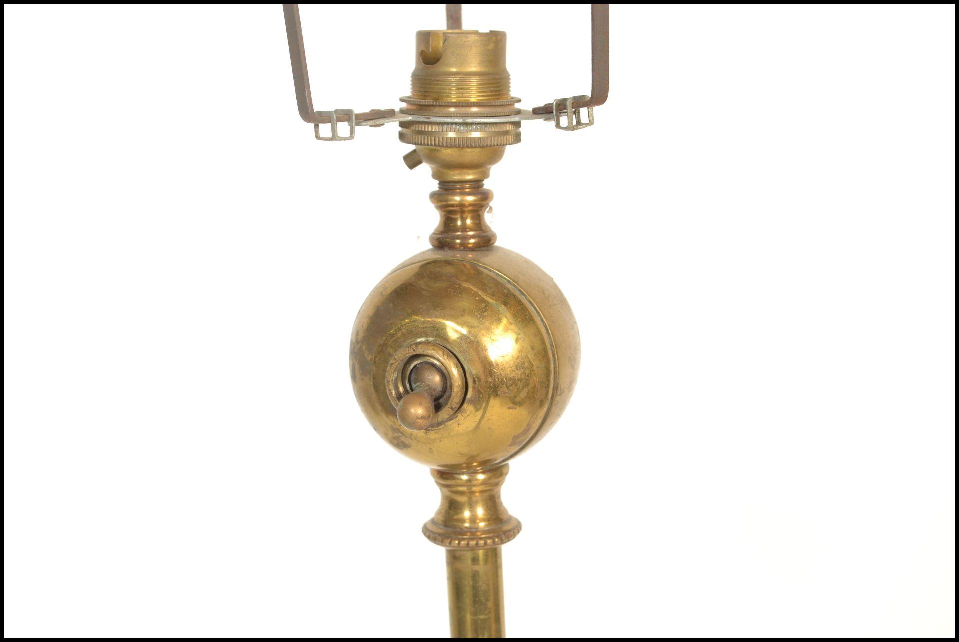 An early 20th Century Edwardian brass adjustable telescopic standard lamp being raised on three - Bild 4 aus 4