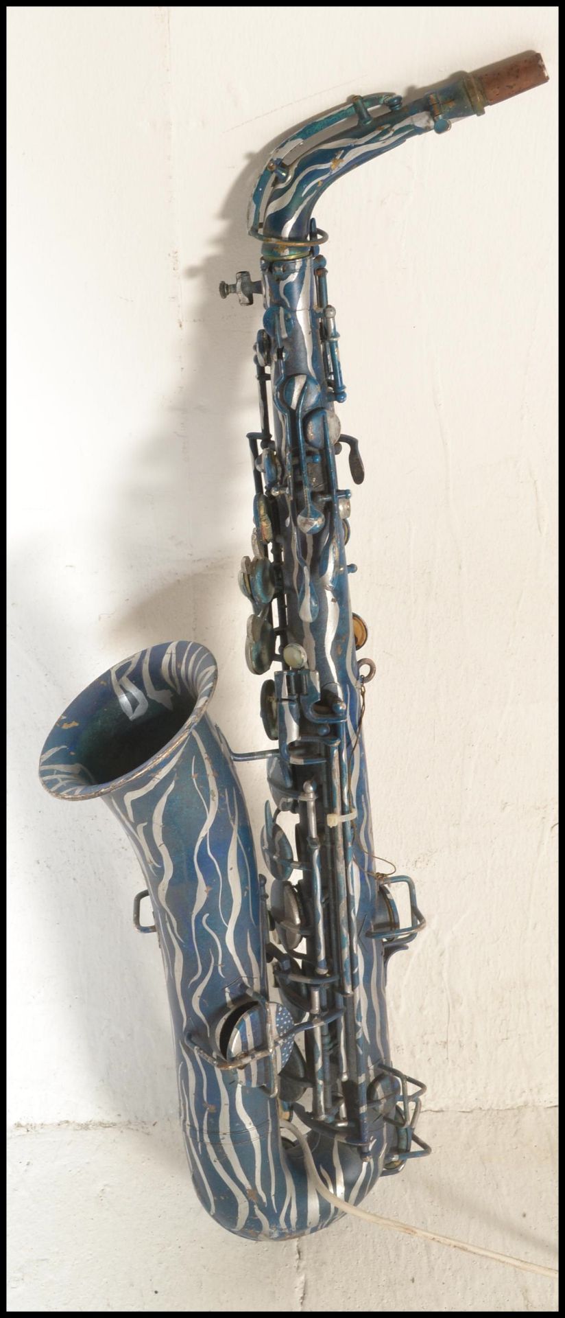 A pair of uplighter wall lights, constructed from upcycled saxophones, the light bulb set within the - Bild 4 aus 9