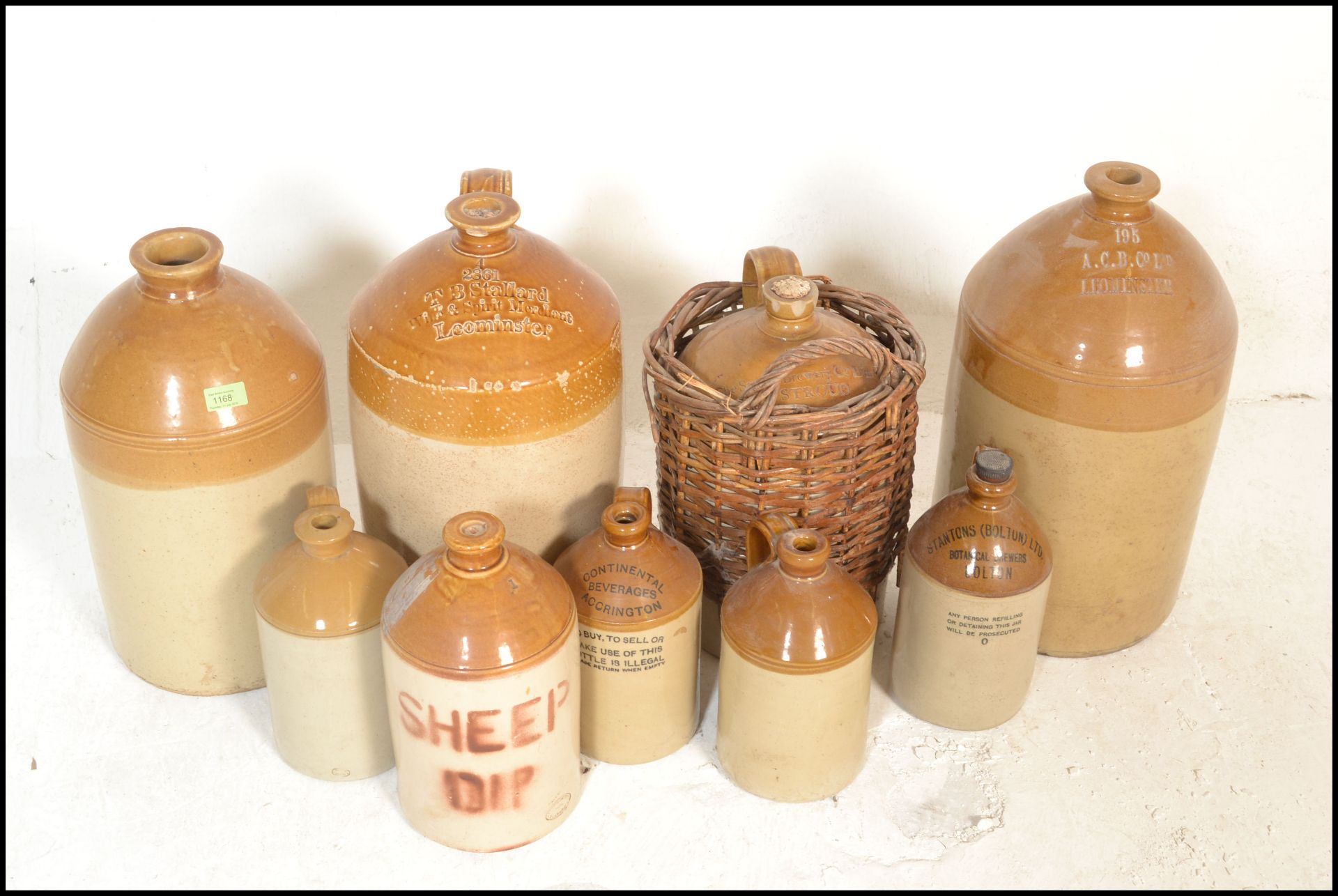 A good collection of stoneware advertising pots and flagons to include several large flagons with - Bild 3 aus 11