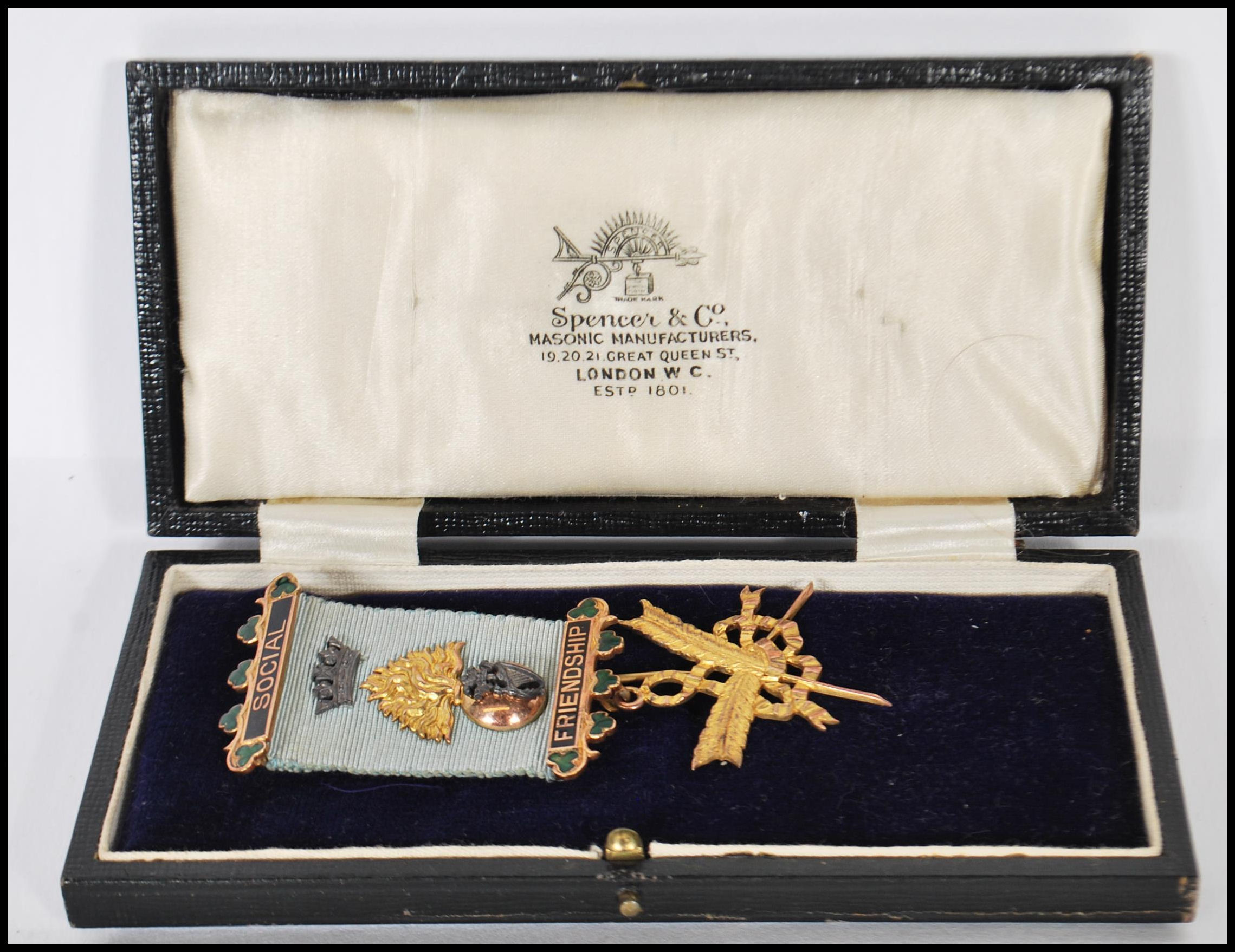 A hallmarked 9ct gold Masonic medal of Social Friendship, stamped to verso Presented to Bro: J.H. - Image 7 of 7