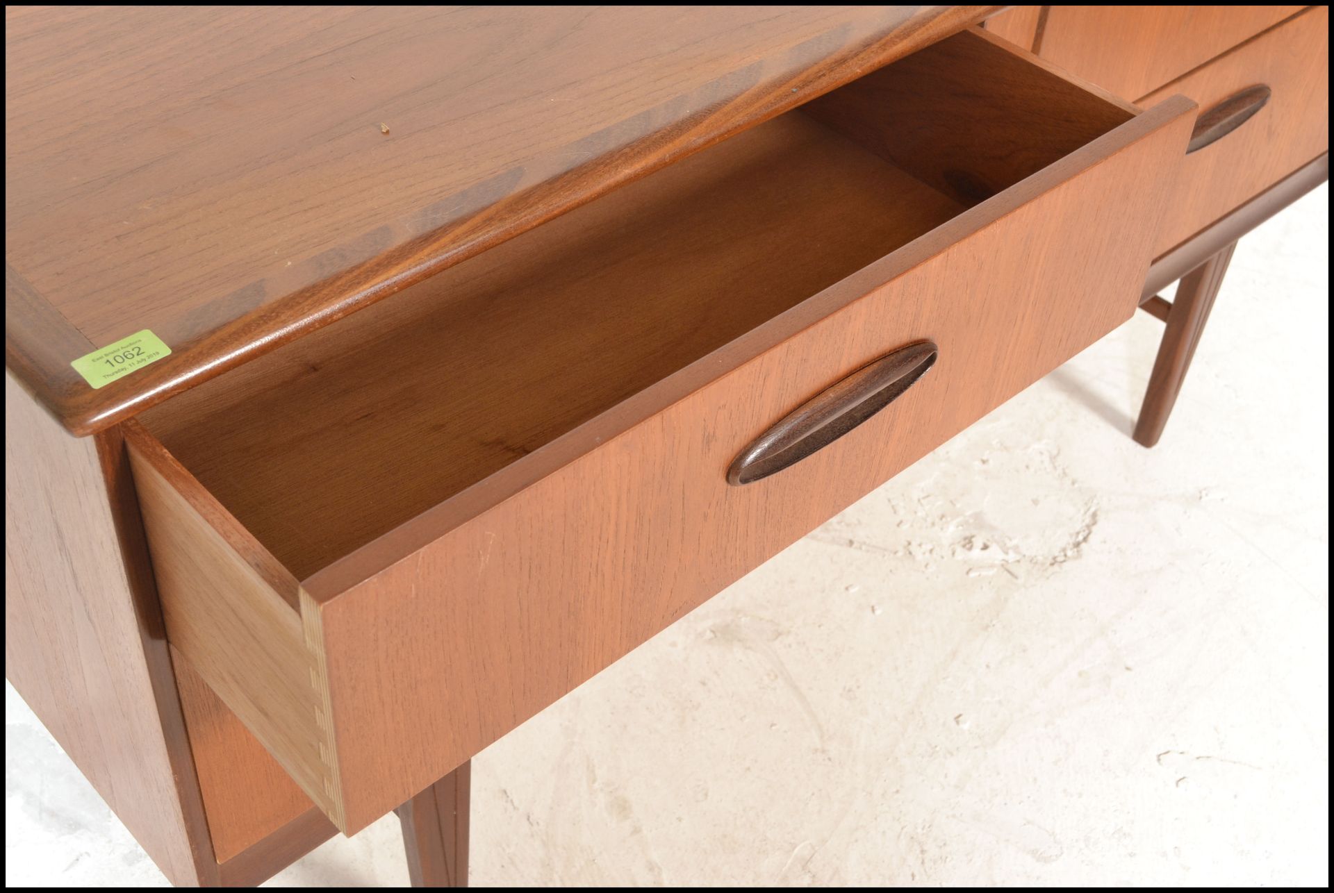 A retro 20th Century teak wood Danish inspired sideboard / credenza, having a twin bank of drawers - Bild 4 aus 7