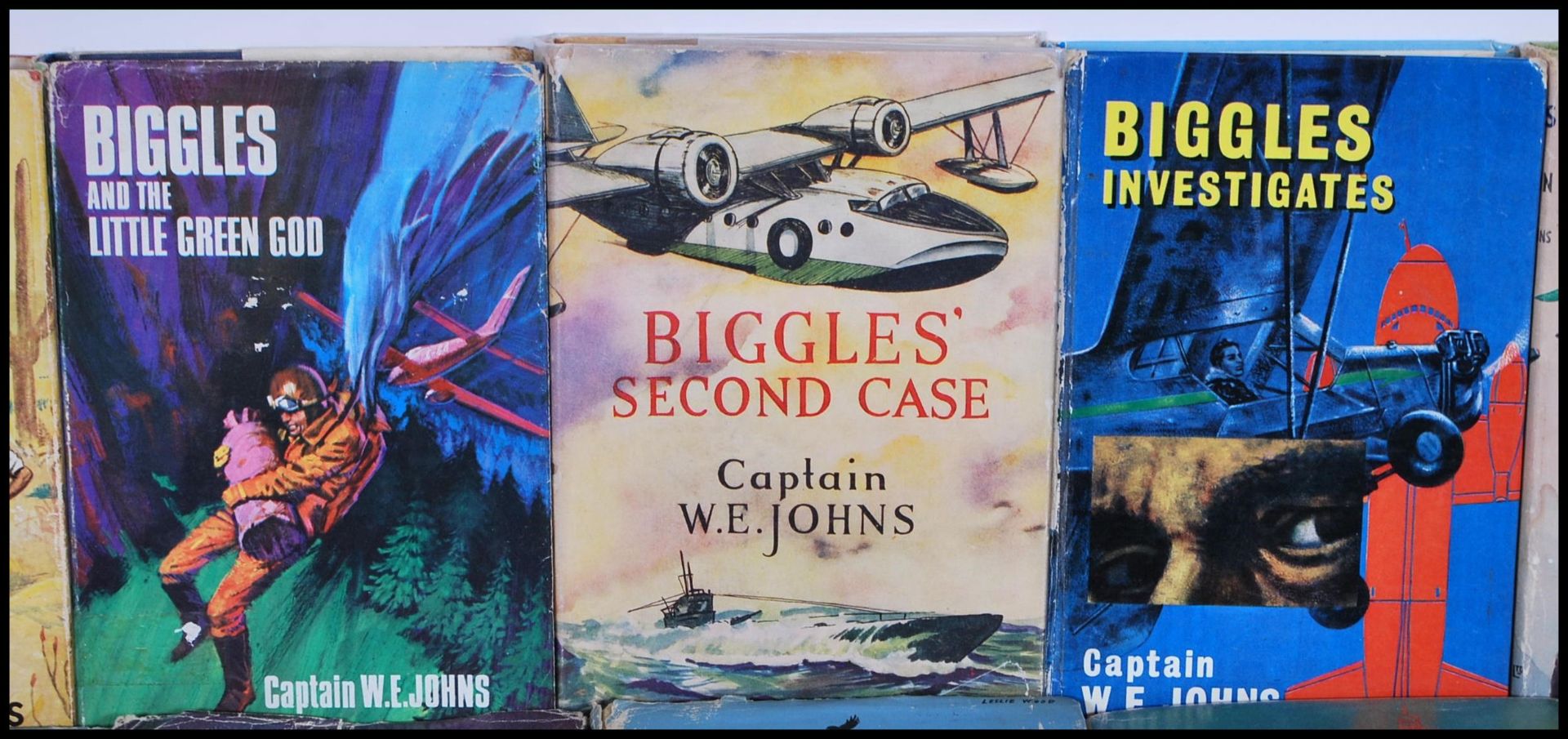 A collection of Captain W.E.Johns hardback books mostly Biggles 1st Editions to include Biggles - Bild 3 aus 17