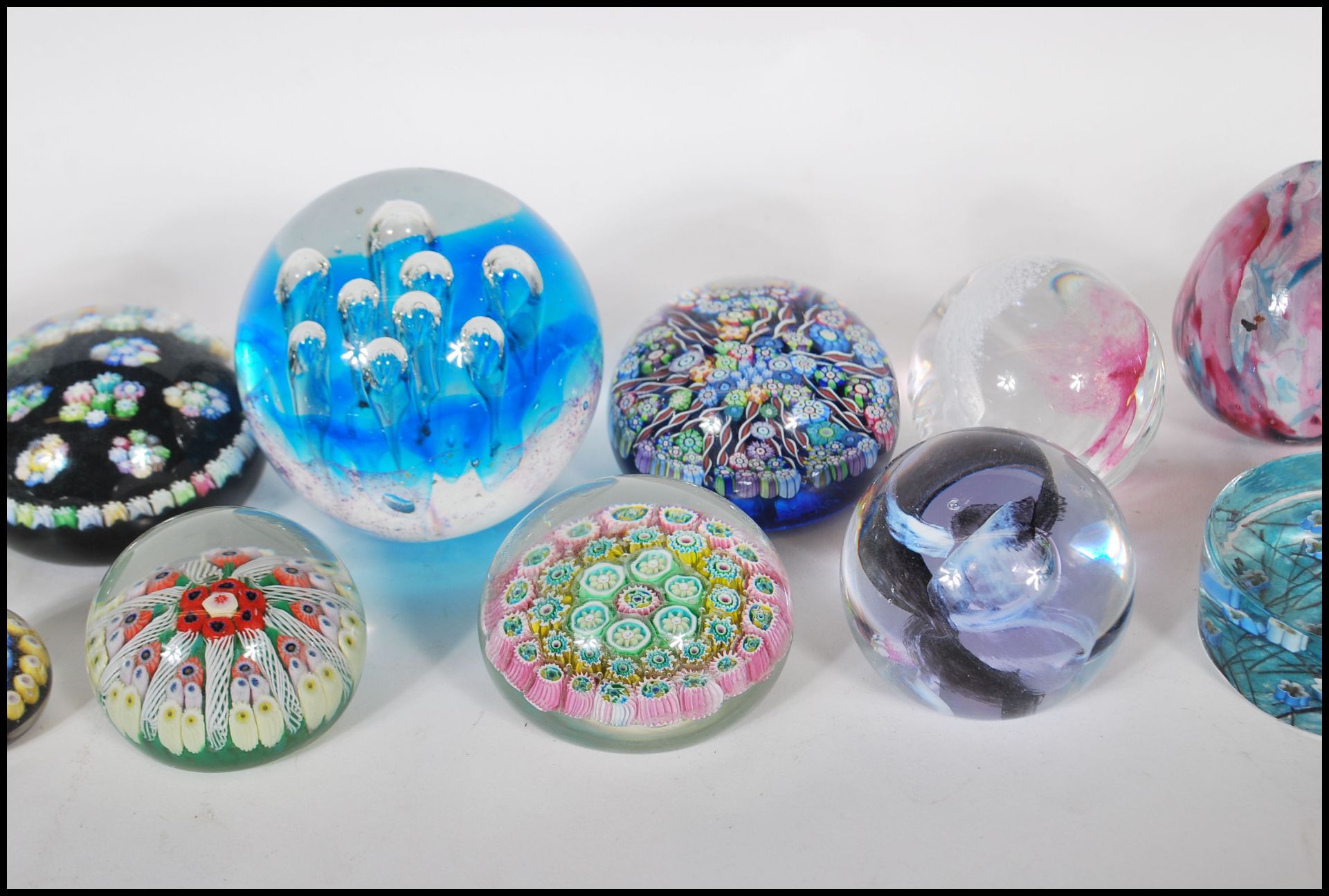 A good collection of retro vintage 20th Century studio art glass paperweights including Caithness, - Bild 4 aus 5