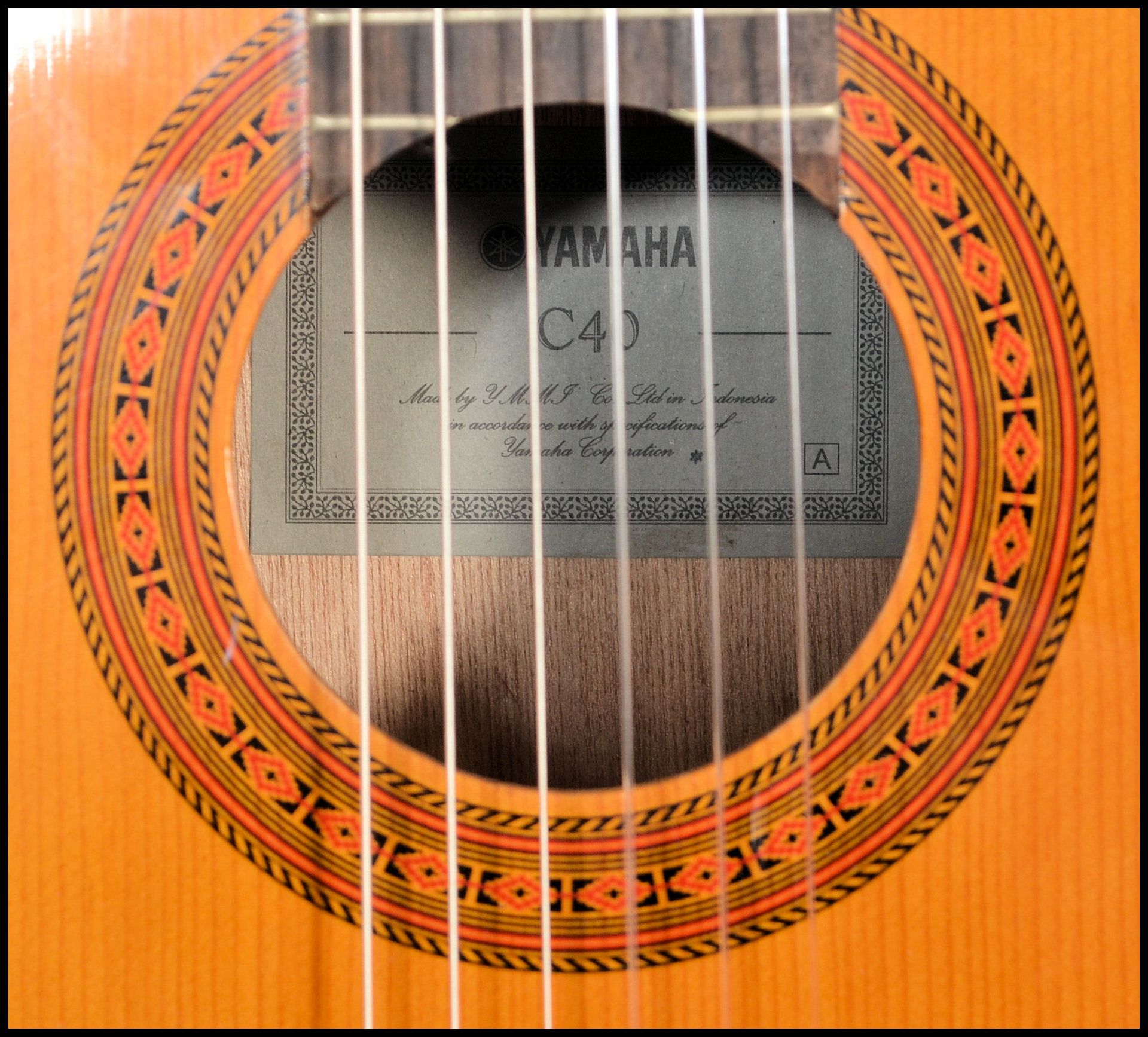 A Yamaha C40 six string acoustic guitar having a shaped hollow body with white tuning pegs and paper - Bild 3 aus 4