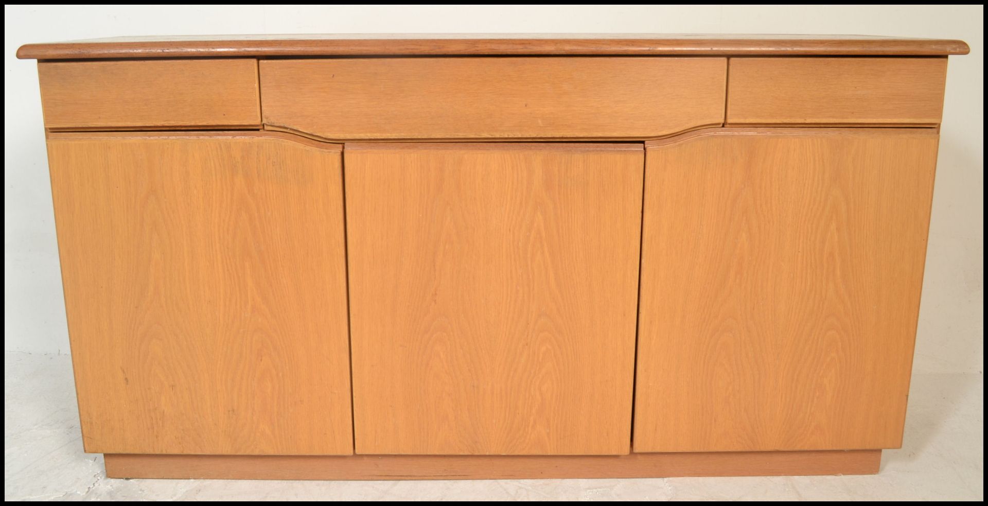 A Skovby 20th century light oak sideboard having a wide body with a series of blind fronted - Bild 8 aus 9