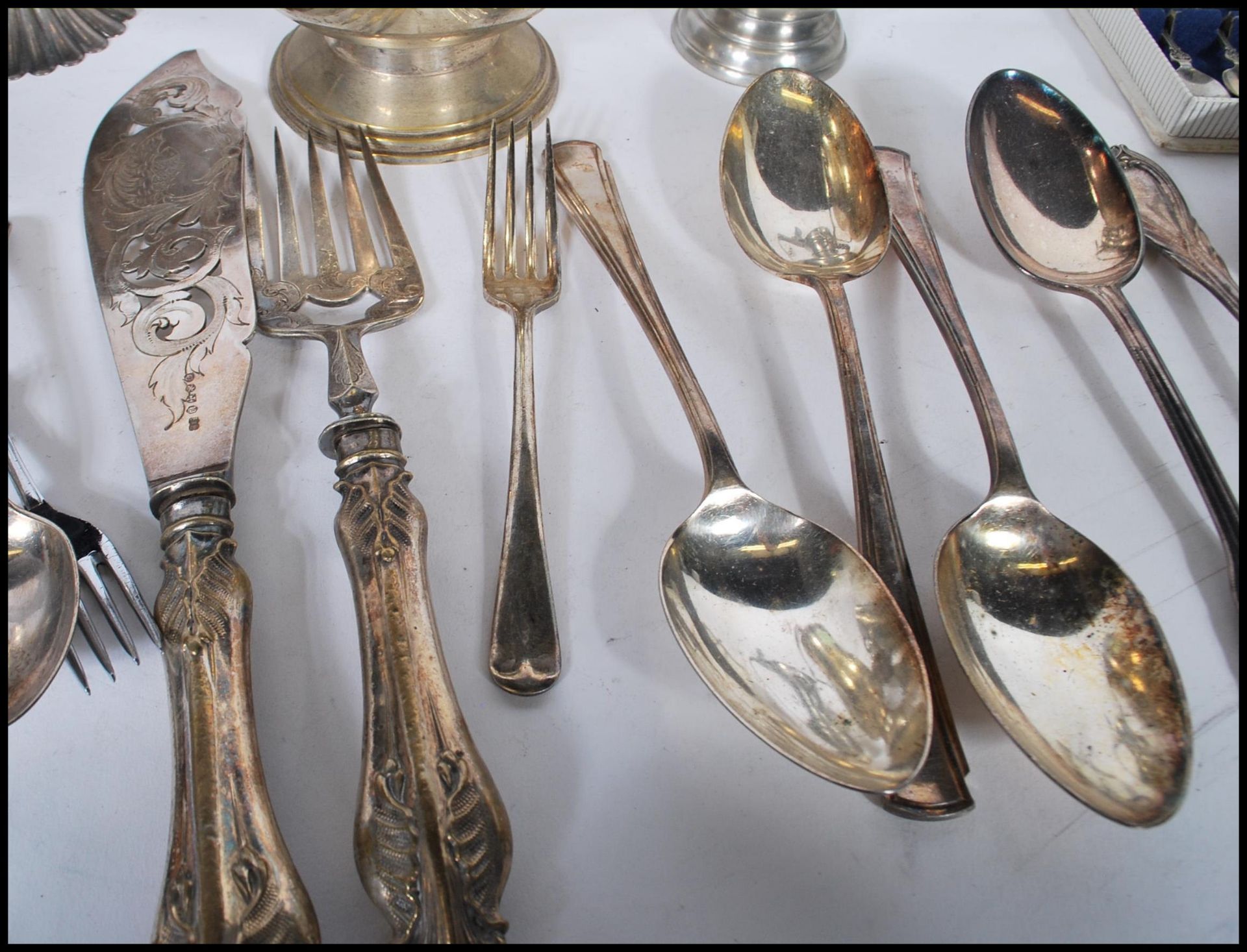 A collection of silver plate and pewter cutlery and table wear to include a good selection of - Bild 4 aus 11