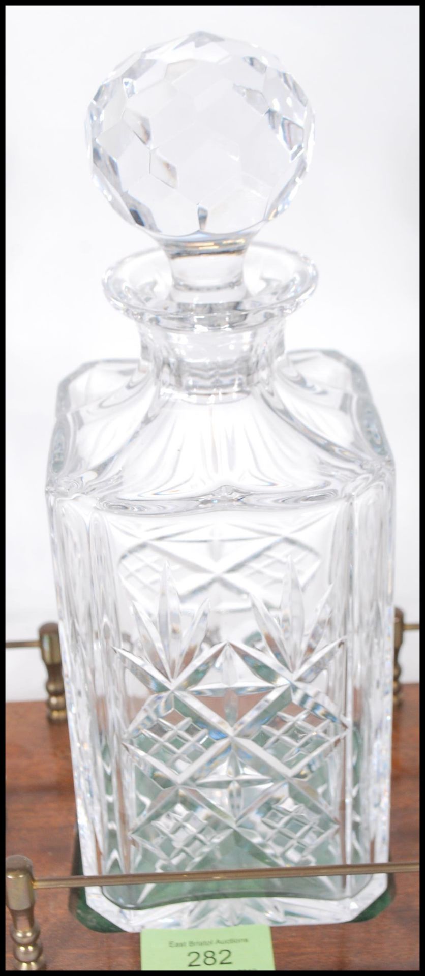 A vintage 20th Century cut glass decanter set having a stepped wooden base with a cut glass decanter - Bild 6 aus 8