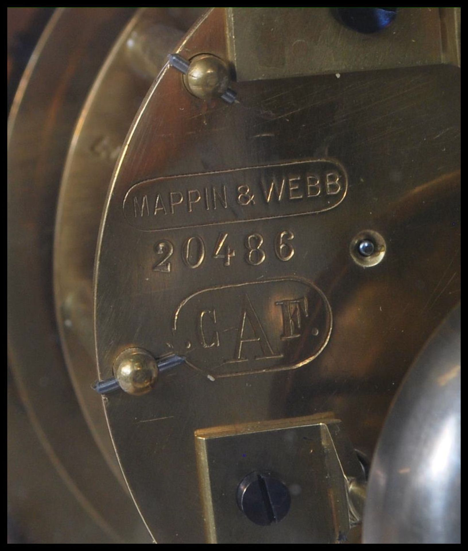 An early 20th Century Mappin &  Webb gilt brass bevelled glass panelled mantel clock having a - Bild 6 aus 6