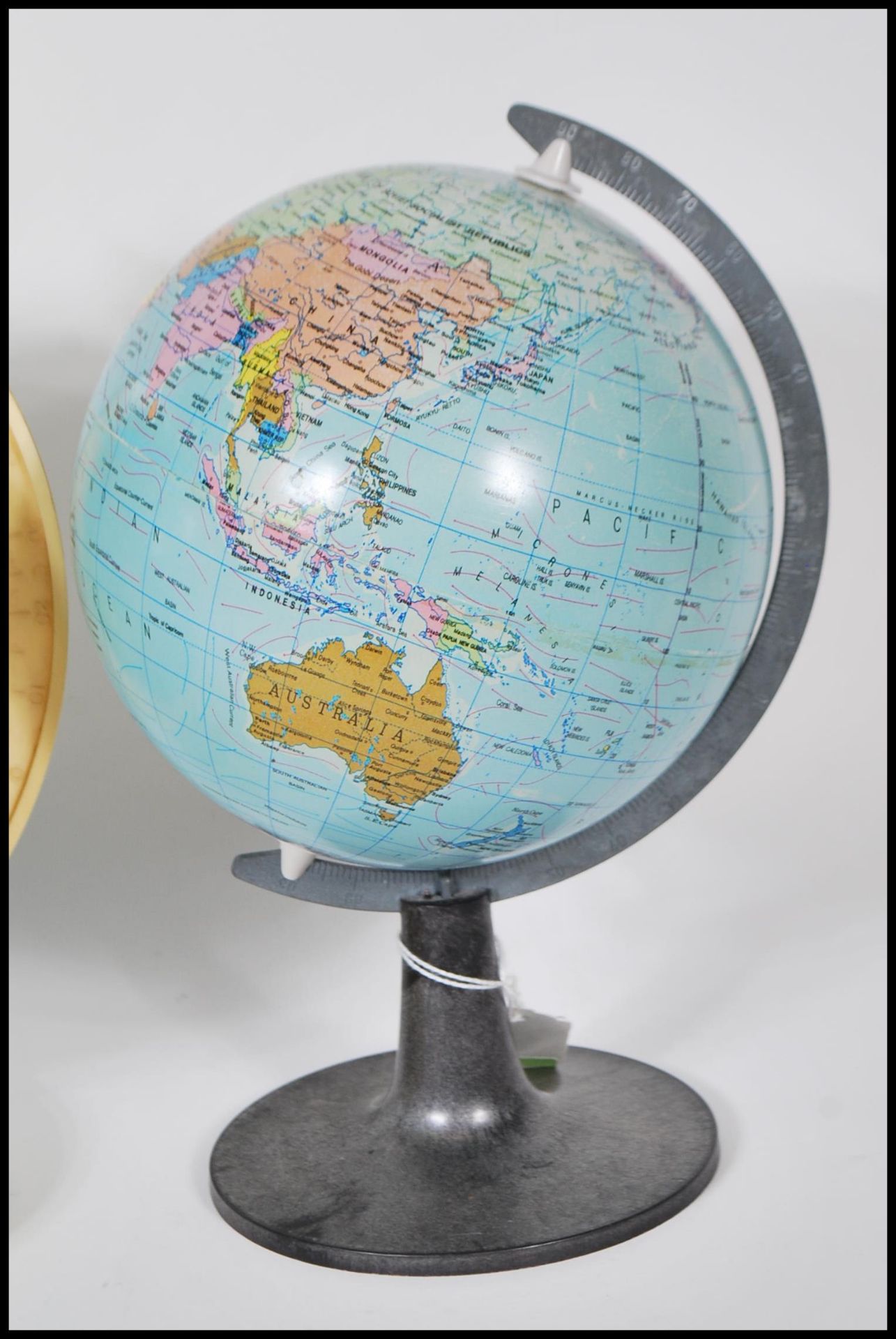 A selection of vintage desktop globes to include a - Bild 4 aus 4