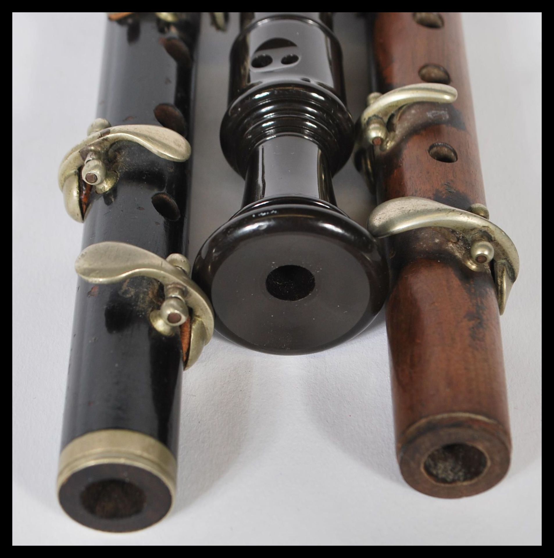 A collection of 3 vintage musical instruments to include 2 wooden mid century Piccolo and an Atlas - Bild 2 aus 4