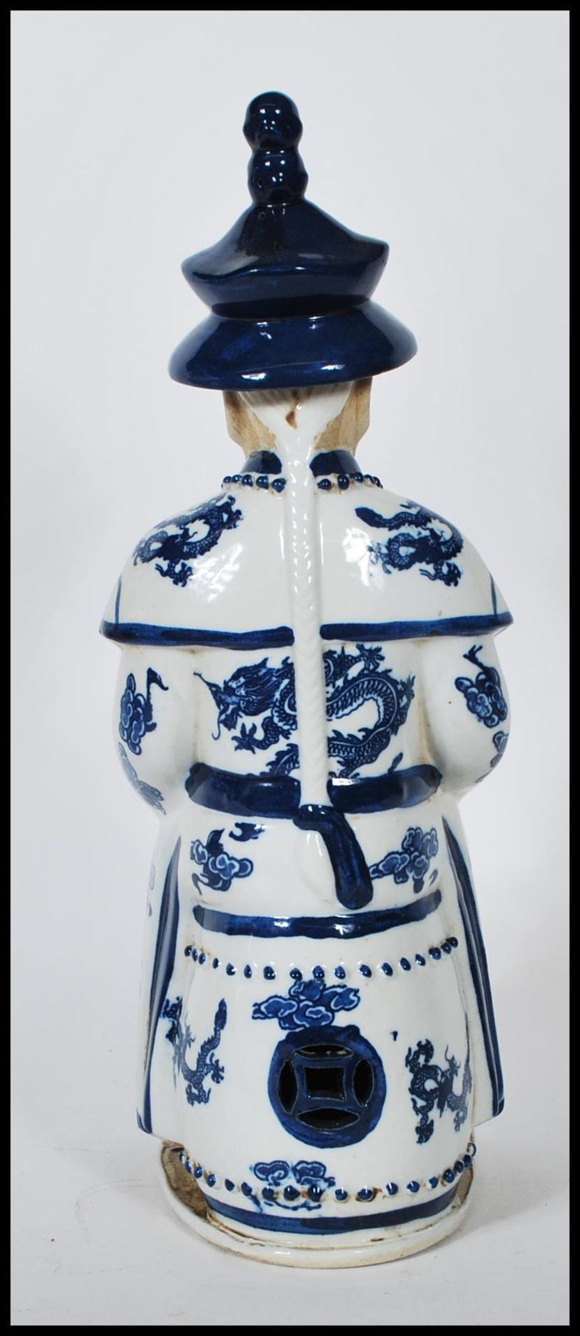 A Chinese blue and white glazed ceramic figurine o - Bild 3 aus 5
