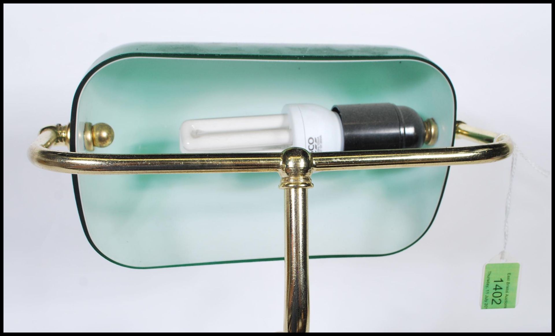 A vintage style bankers desk lamp having an adjustable green glass shade raised on a brass support - Bild 4 aus 4