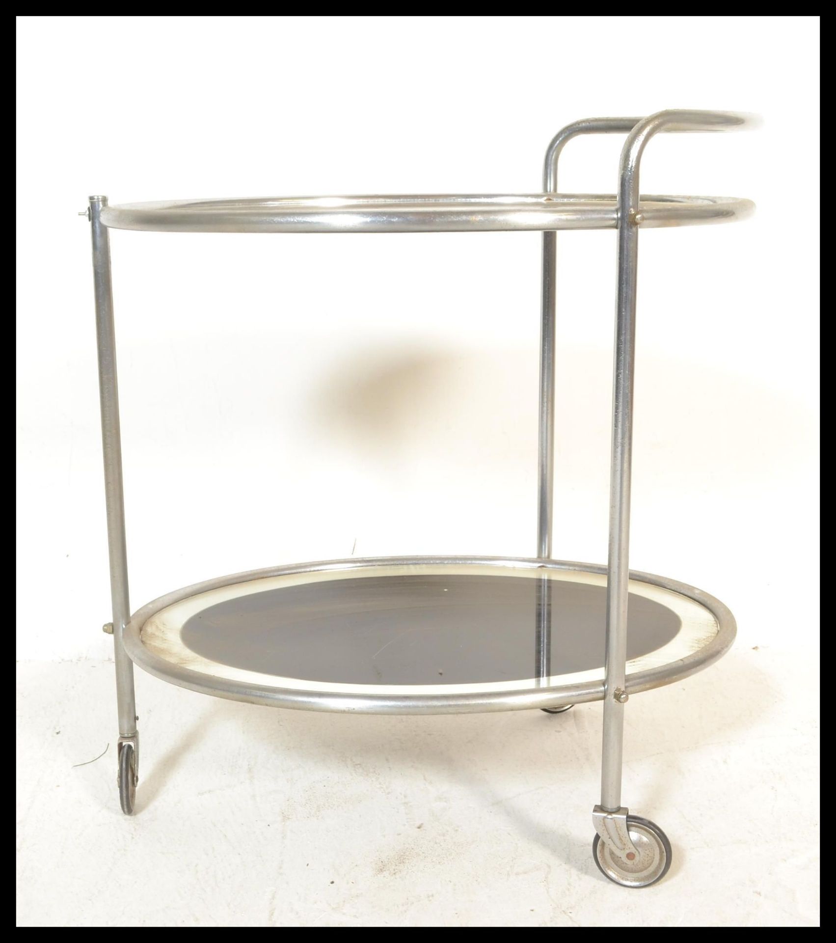 An early 20th Century Art Deco chrome and glass two tier drinks trolley. Each panel of oval form - Bild 3 aus 7