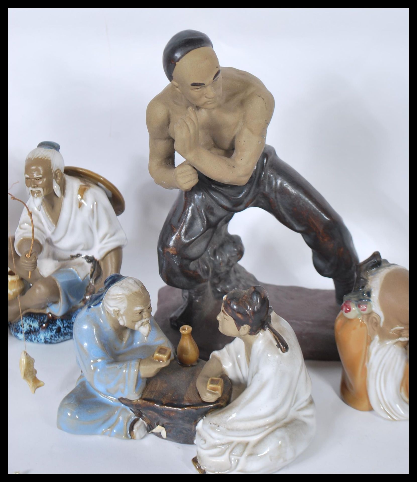 A group of Chinese figures made of light brown clay with some areas left natural and others - Bild 7 aus 7