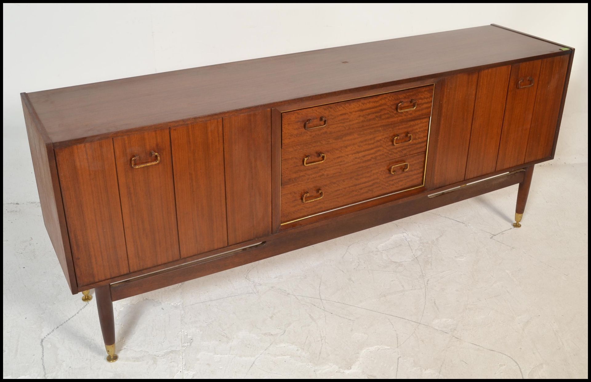 A mid 20th Century teak wood sideboard / credenza, by Ernst Gomme for G-Plan central bank of three - Bild 2 aus 10