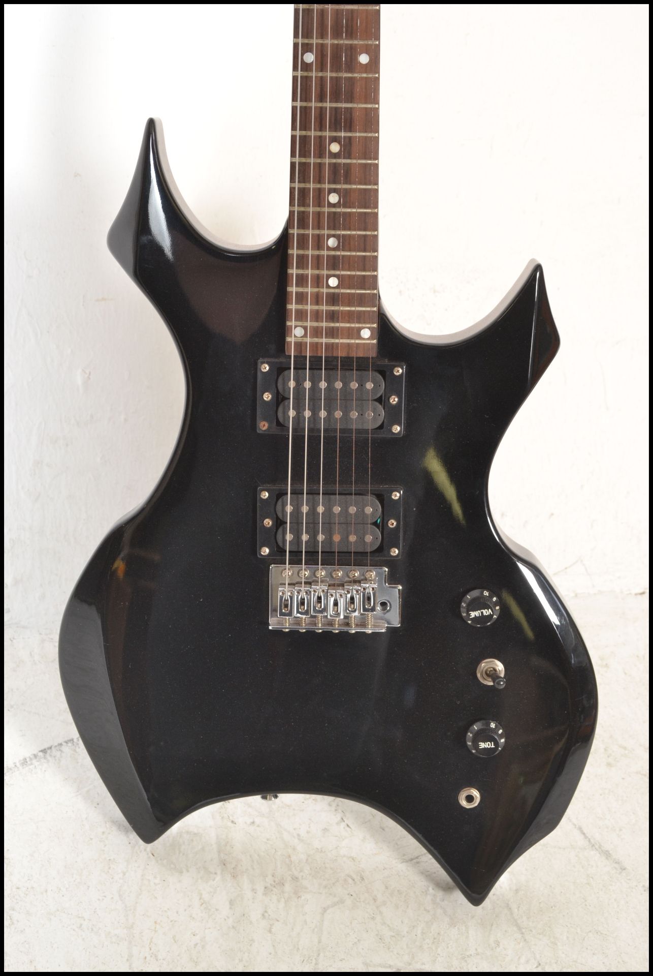 A heavy metal style six string electric guitar made by Stagg, finished in black having having chrome - Bild 3 aus 5