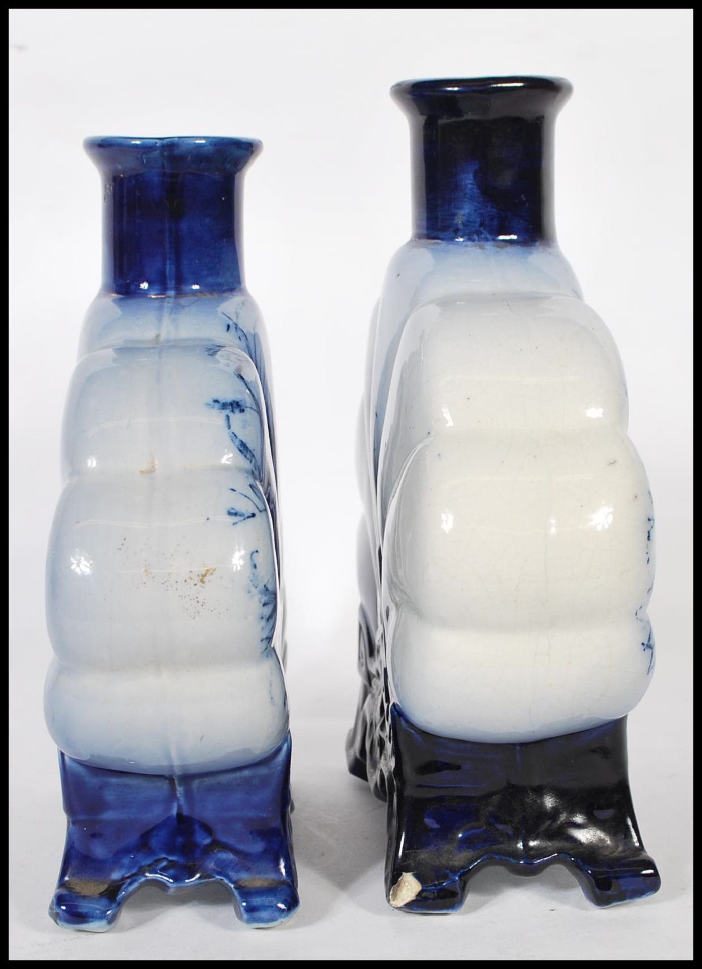 A pair of 19th century Royal Art Pottery Co, Longton blue and white moon flasks. Each being transfer - Bild 2 aus 7