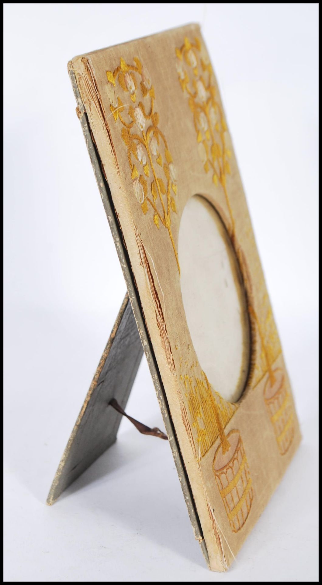 An early 20th Century Arts and Crafts photo frame of rectangular form with a round window to the - Bild 2 aus 5