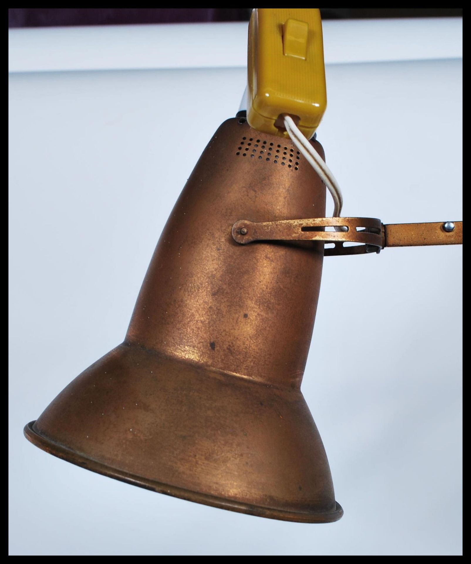 A vintage pre war Herbert Terry Anglepoise table / desk lamp in original gold painted finish. - Bild 5 aus 5