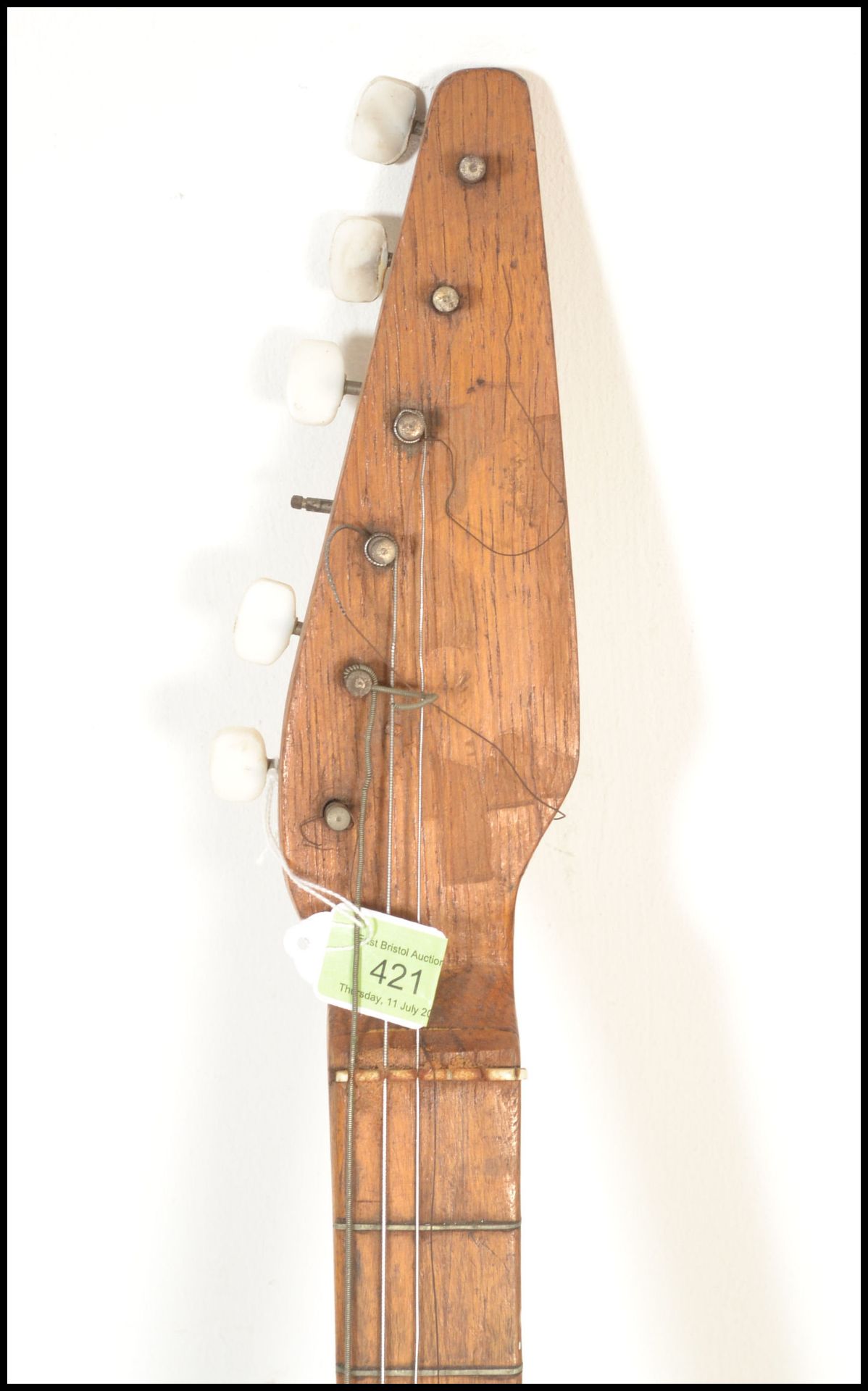 A mid 20th Century 1950's homemade six string electric guitar, having white scratch plate and oak - Bild 3 aus 4