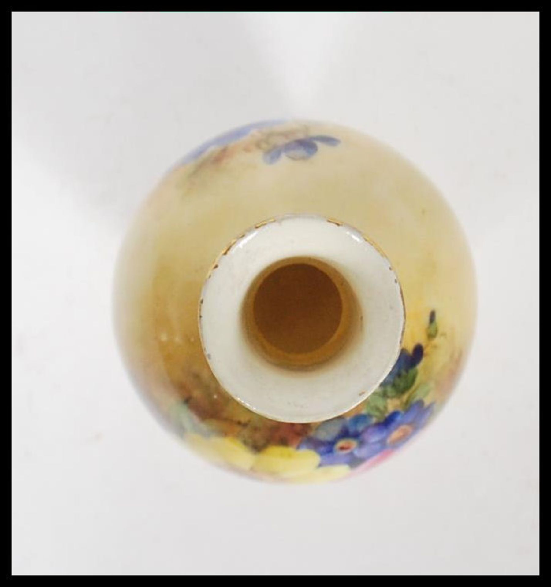 A mid 20th Century J Freeman for Royal Worcester stem vase, being hand painted with floral sprays - Bild 5 aus 7