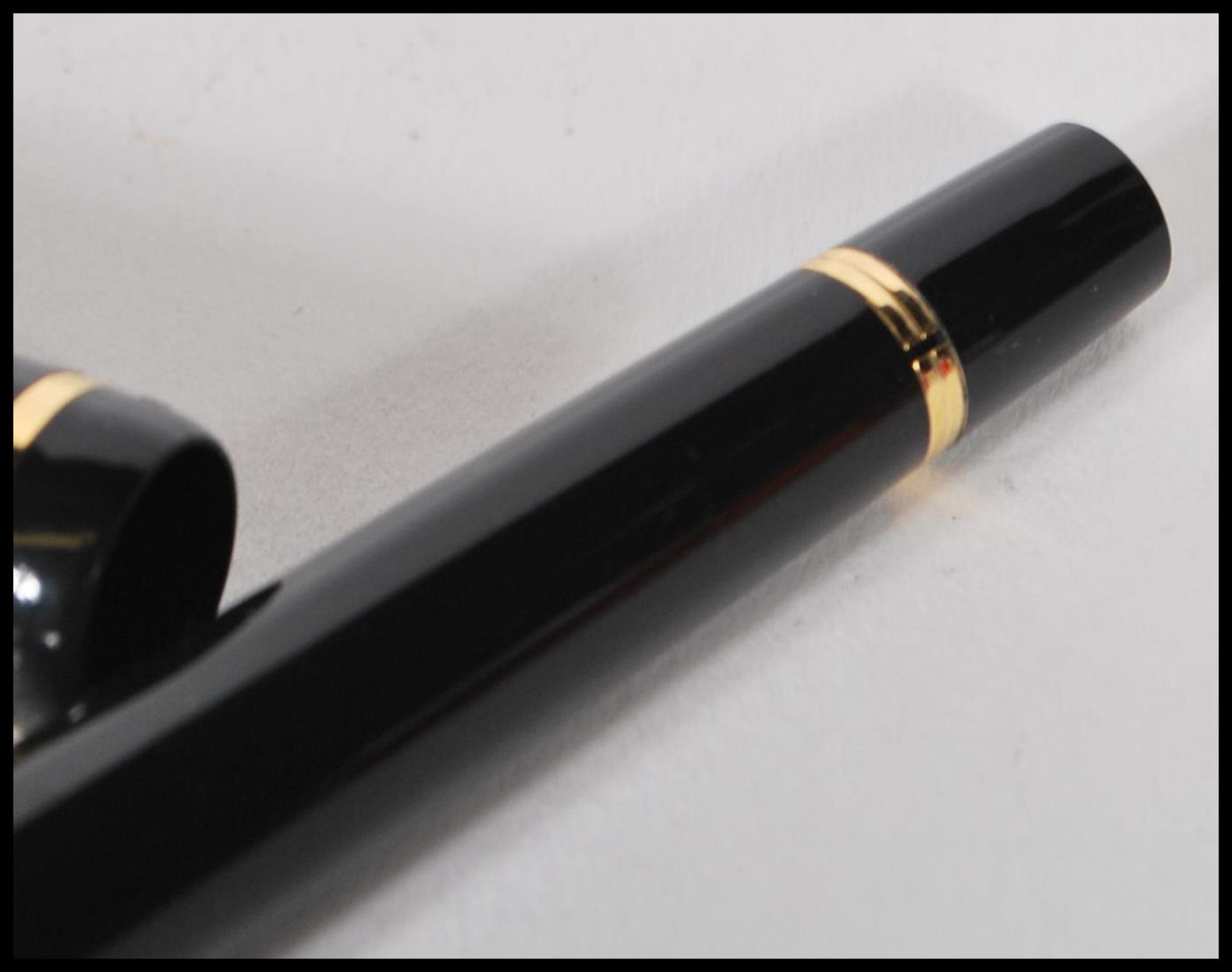 A cased Waterman ballpoint pen, the lidded pen having a black finish with gilt metal detailing in - Bild 5 aus 7