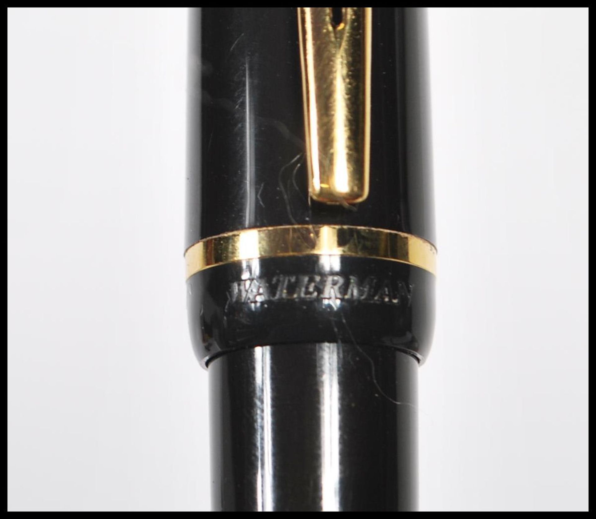 A cased Waterman ballpoint pen, the lidded pen having a black finish with gilt metal detailing in - Bild 6 aus 7