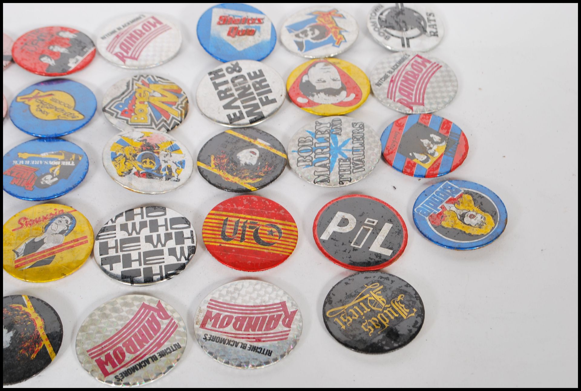 A collection of music related pin badges to includ - Bild 6 aus 6