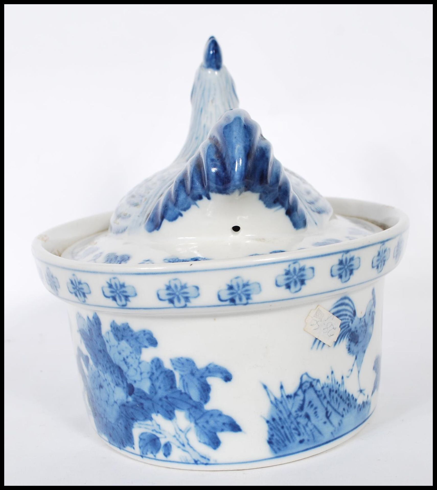 A Chinese blue and white chicken crock pot having cover in the form of a chicken with foliat - Bild 4 aus 8