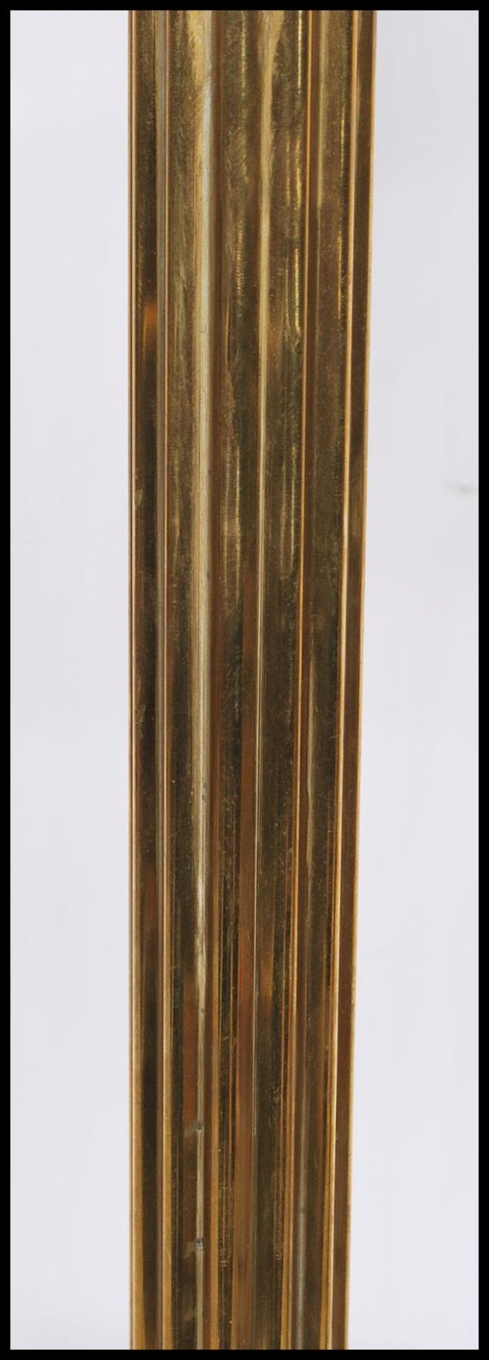 A matching pair of 20th Century brass corinthian column lamps of typical form raised on stepped - Bild 3 aus 8