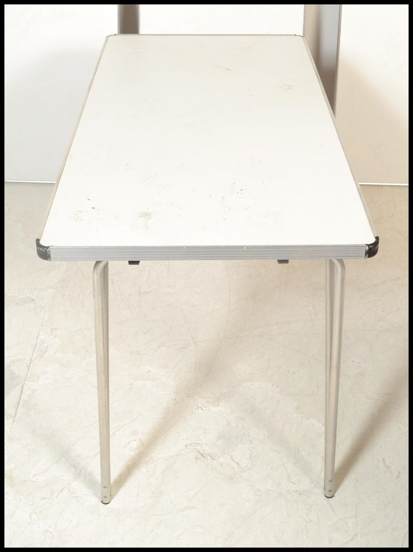 A set of 4 good quality small proportion folding trestle tables having plastic tops with banded - Bild 4 aus 4