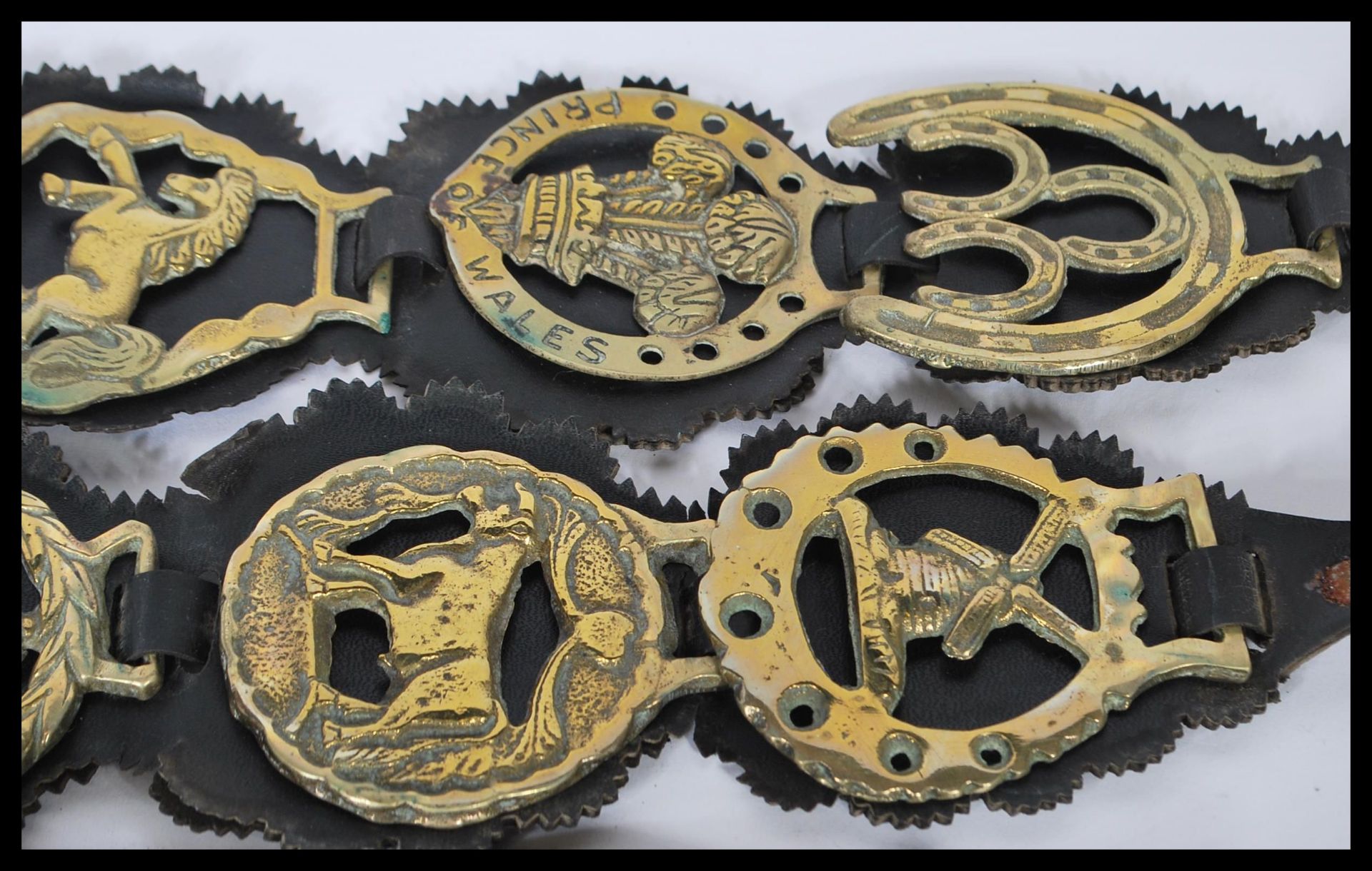 A collection of 20th Century horse brasses to include souvenir badges for Stratford upon Avon, - Bild 5 aus 11