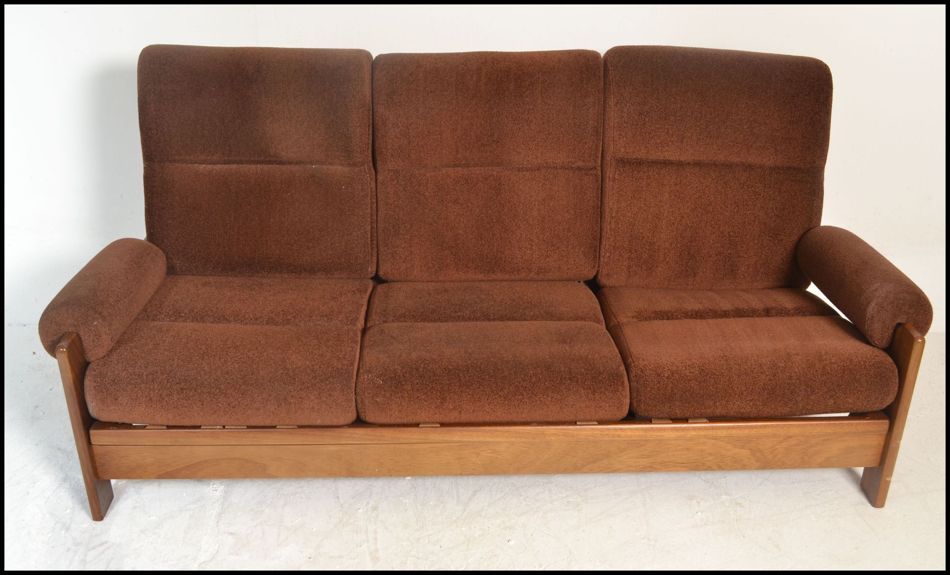 A retro 1960's Danish inspired teak wood day bed sofa. The turned legs supporting a fold down bed - Bild 4 aus 7