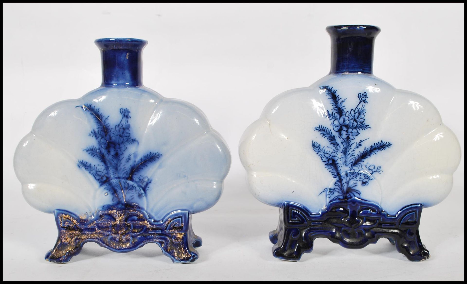 A pair of 19th century Royal Art Pottery Co, Longton blue and white moon flasks. Each being transfer - Bild 3 aus 7