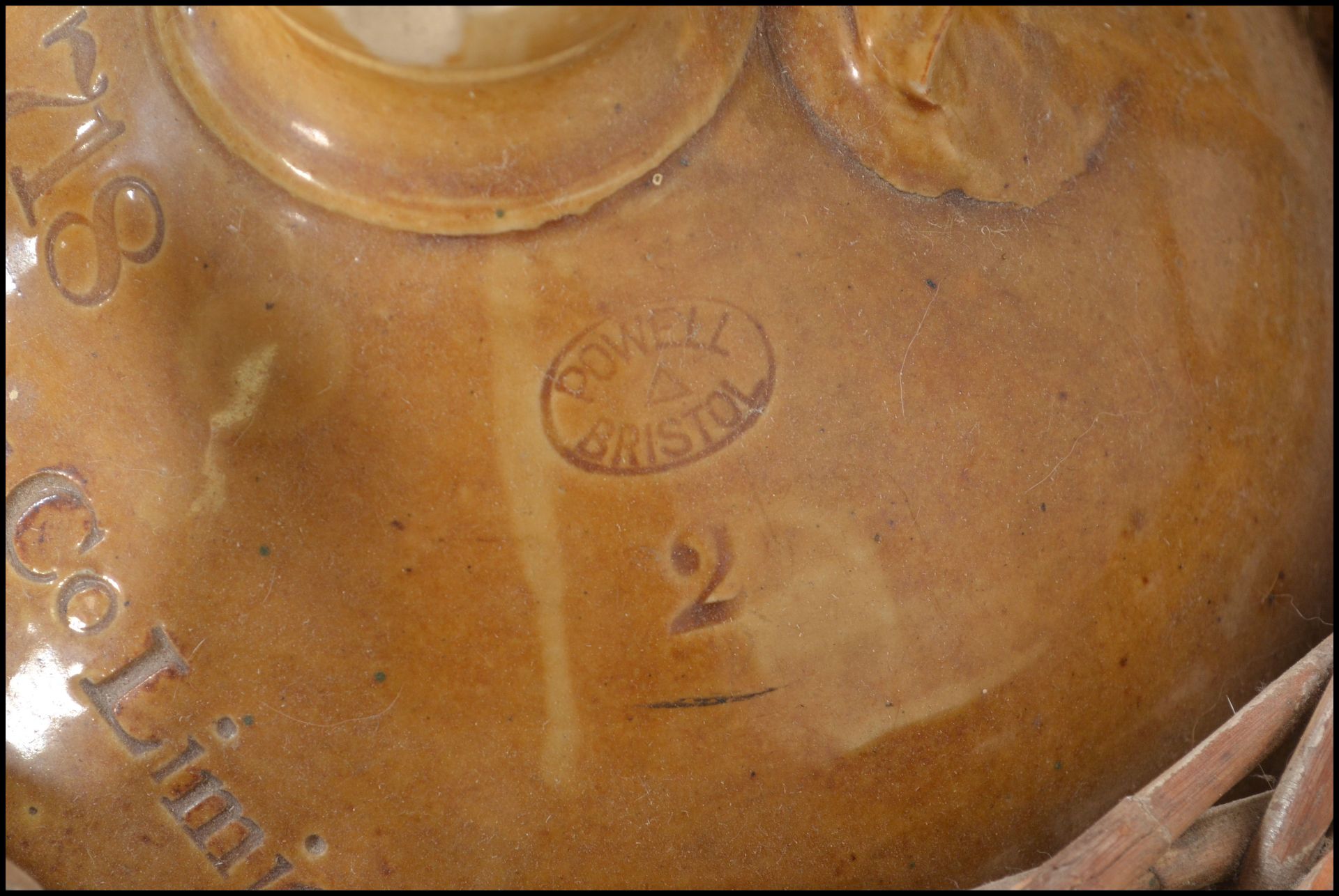 A good collection of stoneware advertising pots and flagons to include several large flagons with - Bild 9 aus 11