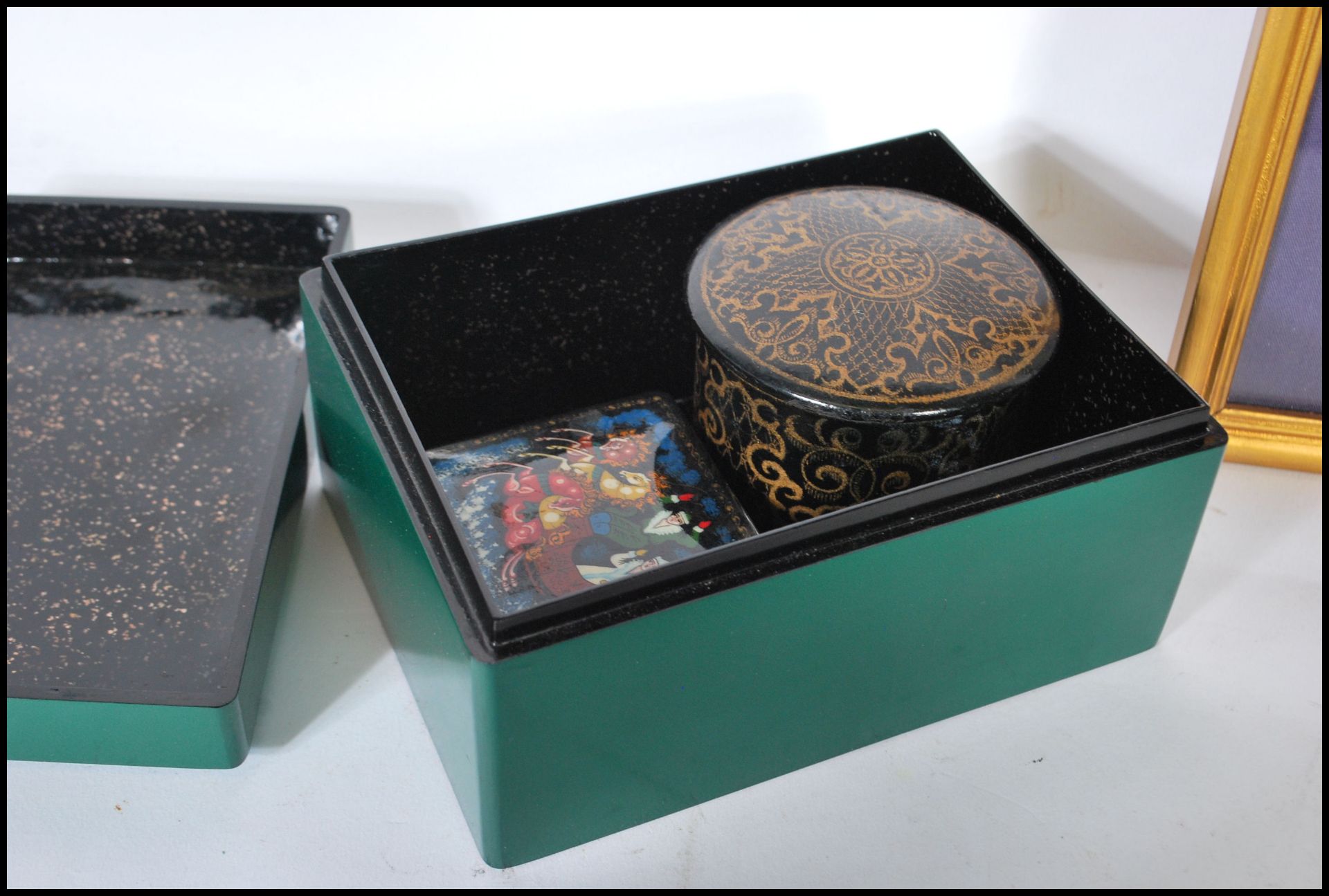 A collection of Chinese lacquered trinket boxes together with an Indian Mughal oil on board of a - Bild 5 aus 5