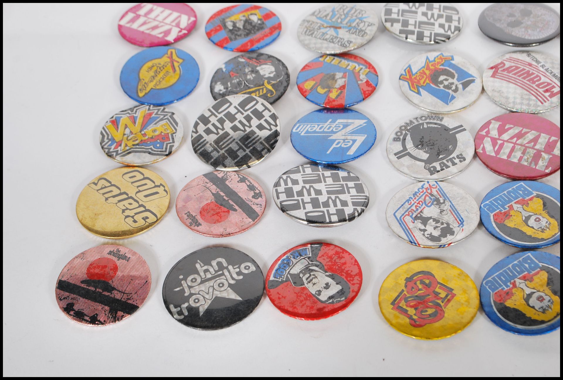 A collection of music related pin badges to includ - Bild 2 aus 6