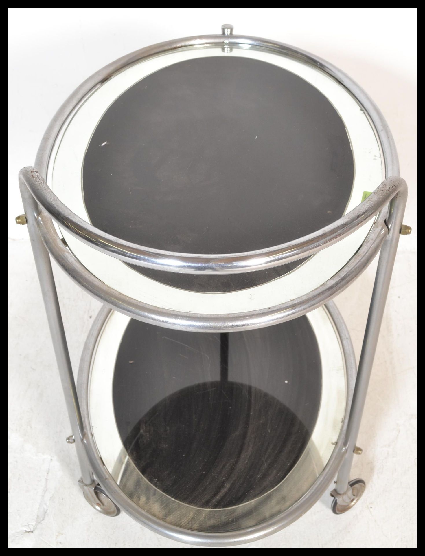 An early 20th Century Art Deco chrome and glass two tier drinks trolley. Each panel of oval form - Bild 6 aus 7