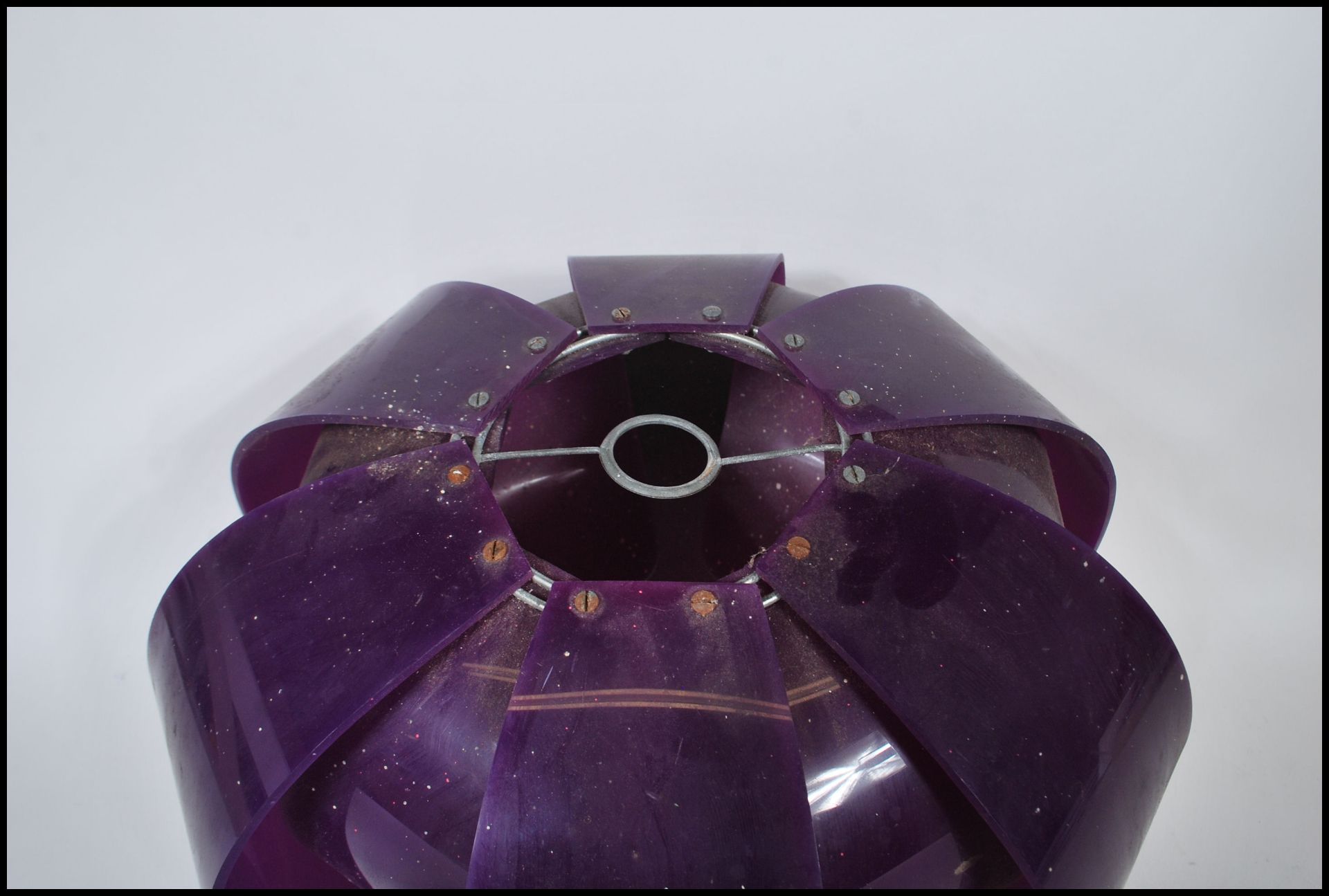 A vintage retro layered shaped ceiling light fixture, constructed from a purple moulded fabric. - Bild 5 aus 5