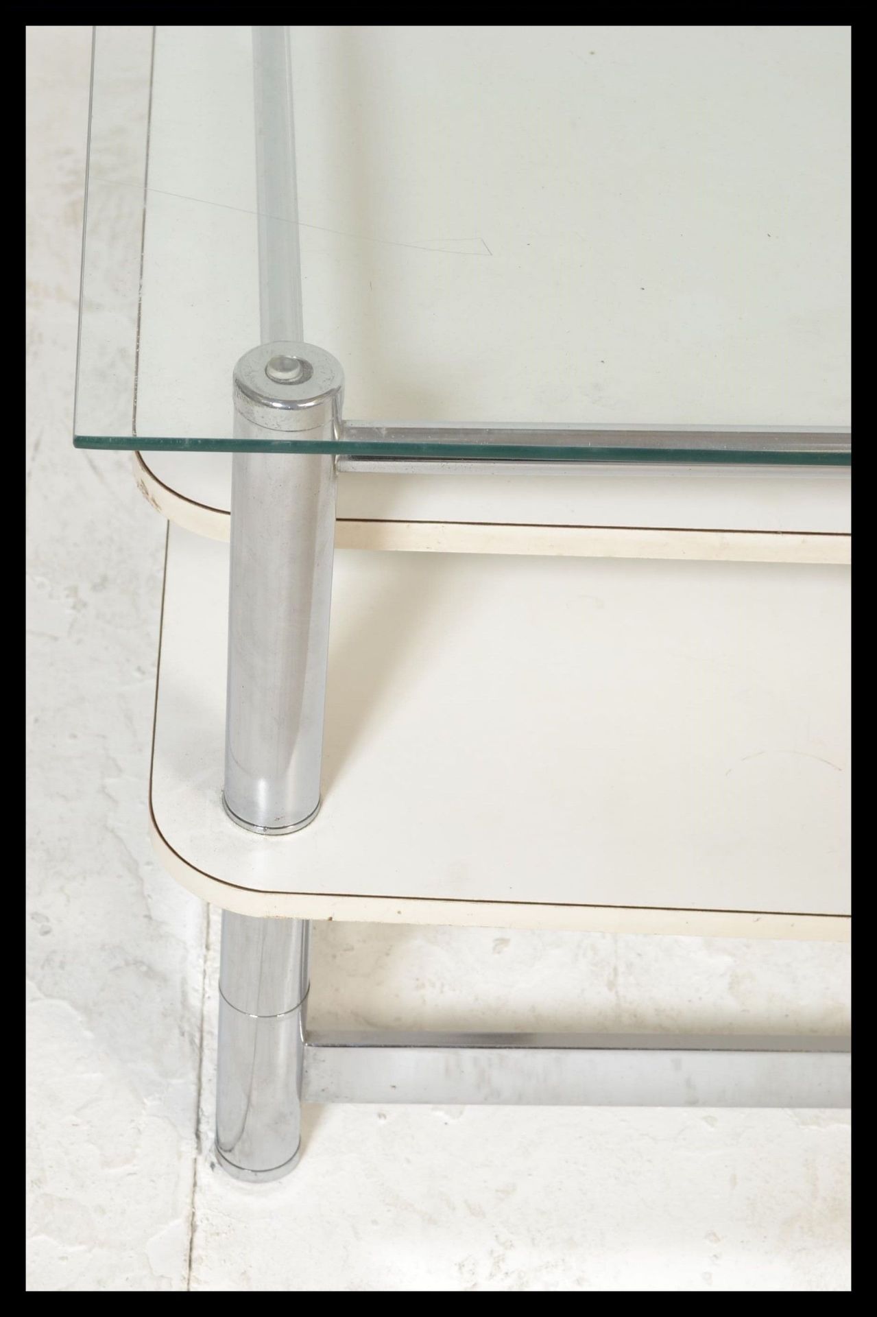 A retro 20th Century circa 1980's glass topped rectangular coffee table raised on chrome supports - Bild 7 aus 8