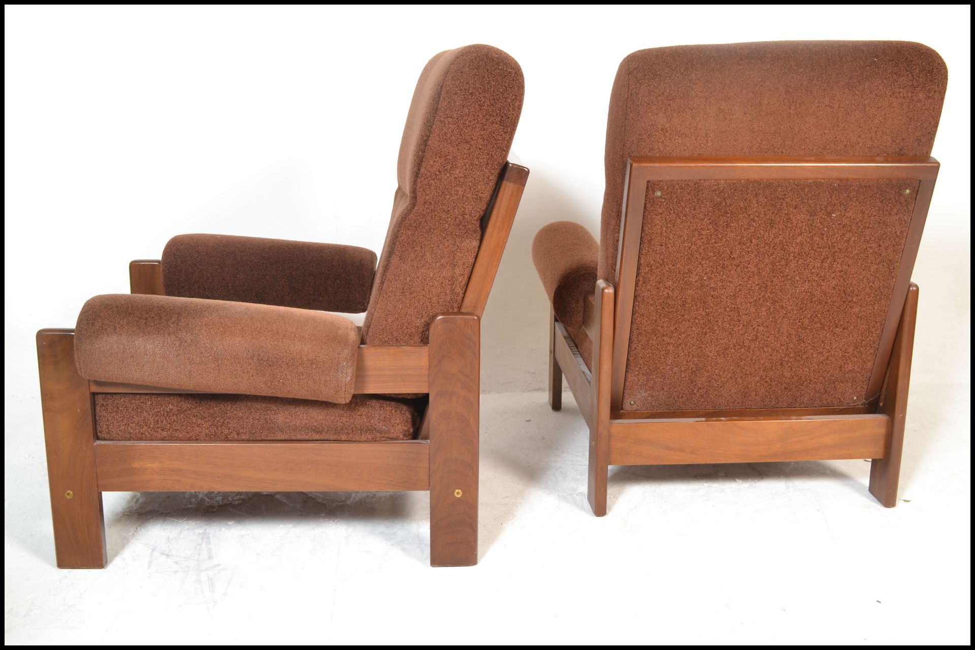 A pair of 20th Century retro vintage easy / lounge / recliner chairs / armchairs having woollen - Bild 3 aus 4