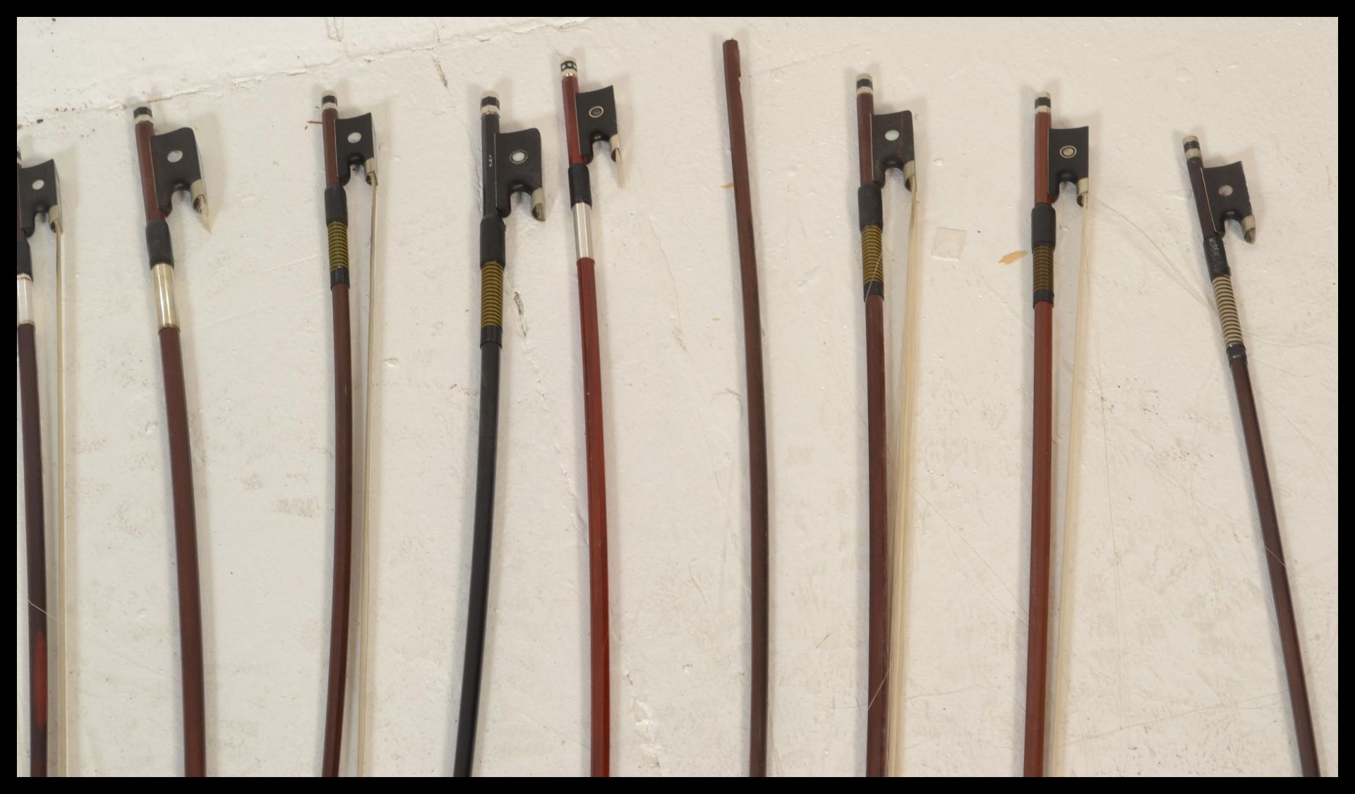 A collection of 20th Century violin bows, most bow - Bild 2 aus 5