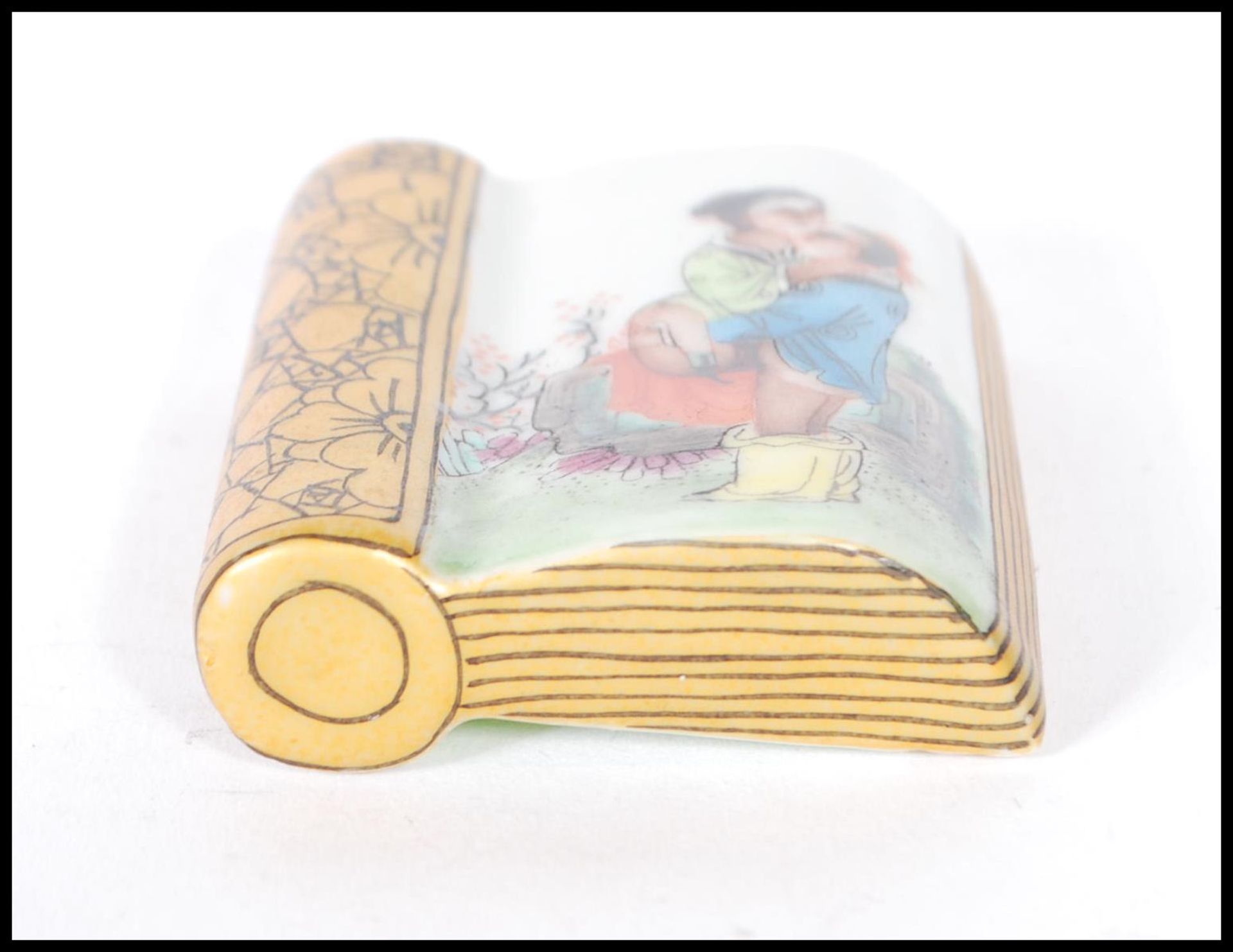 A 20th Century Chinese paperweight in the form of a book having an erotic scene with gilt details. - Bild 6 aus 6