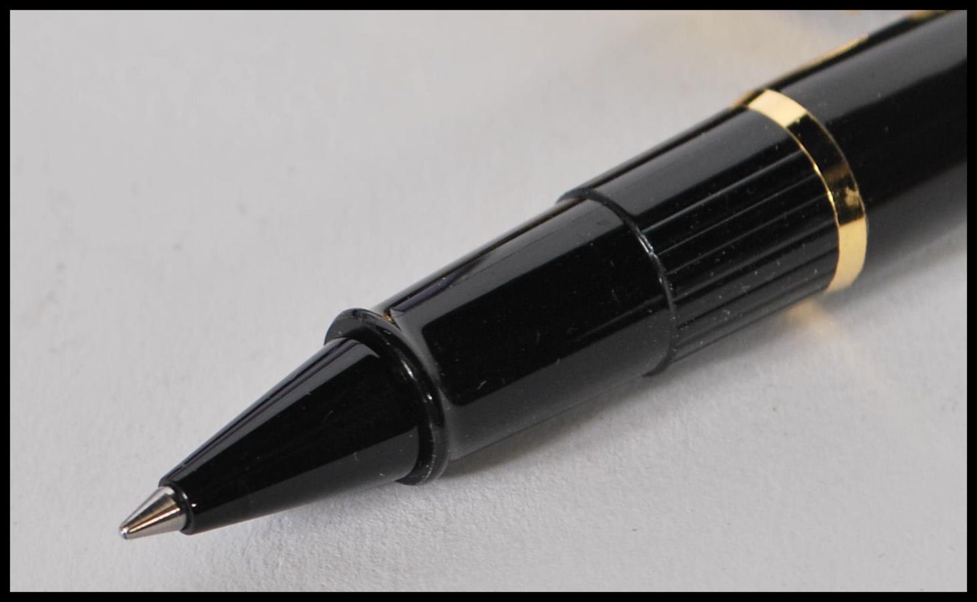 A cased Waterman ballpoint pen, the lidded pen having a black finish with gilt metal detailing in - Bild 3 aus 7
