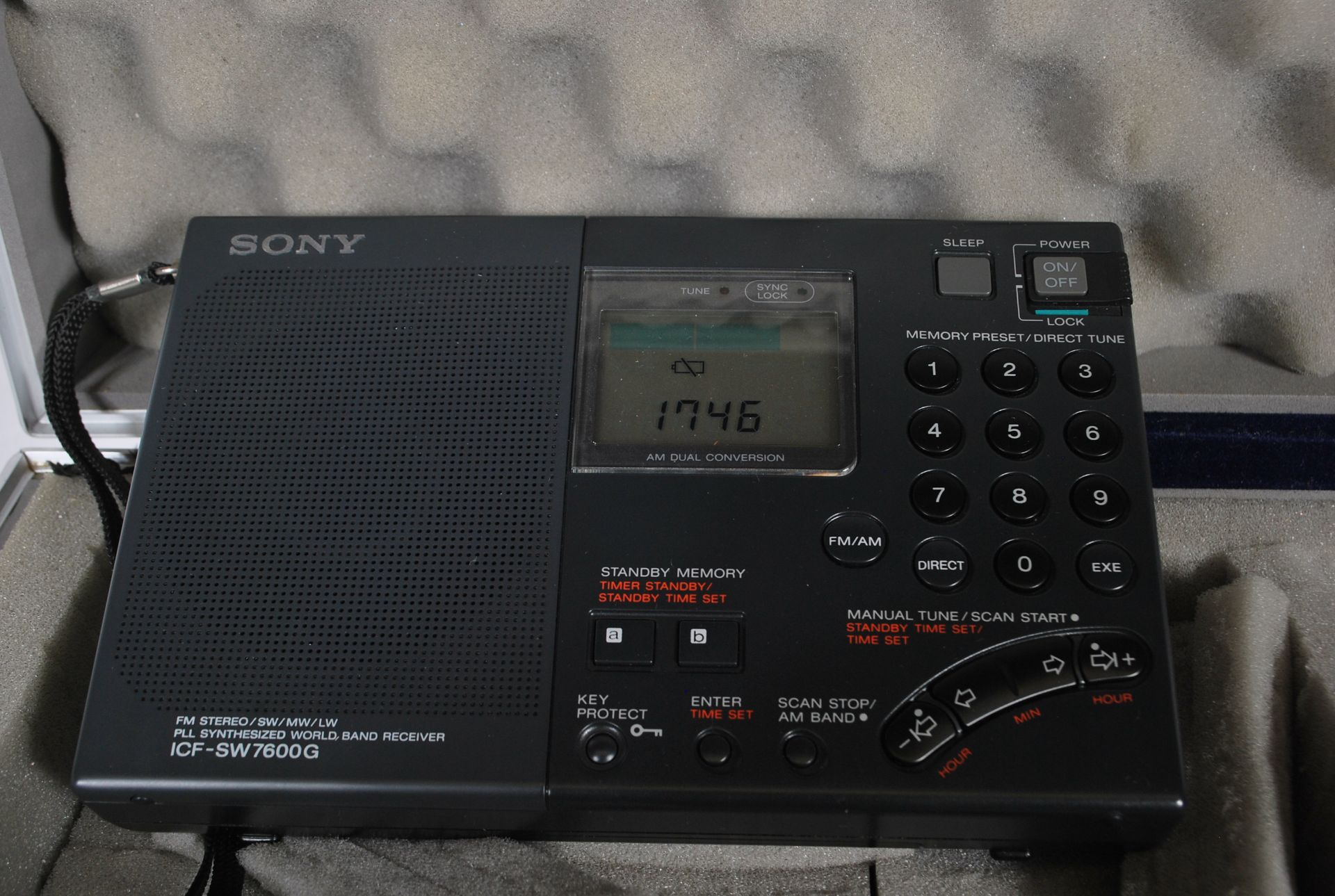 A Sony ICF-SW7600G FM Stereo/SW/MW/LW PLL Synthesised World Band Receiver together with a Sony MD - Bild 2 aus 7