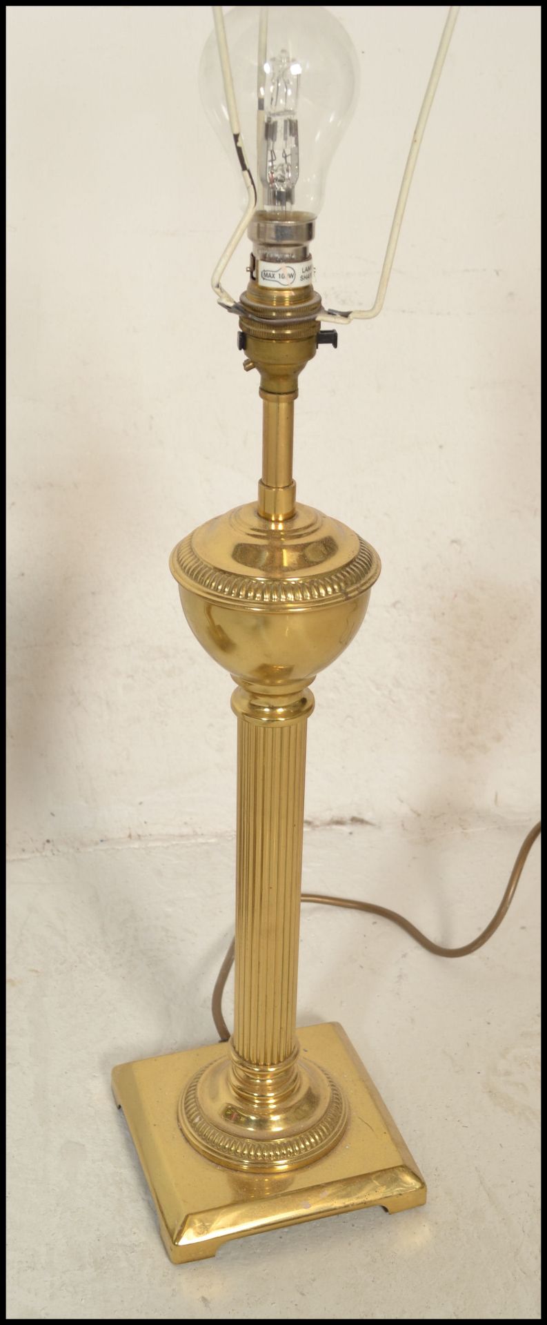 A pair of reeded column table lamps being of brass construction with neo classical doric columns - Bild 4 aus 4