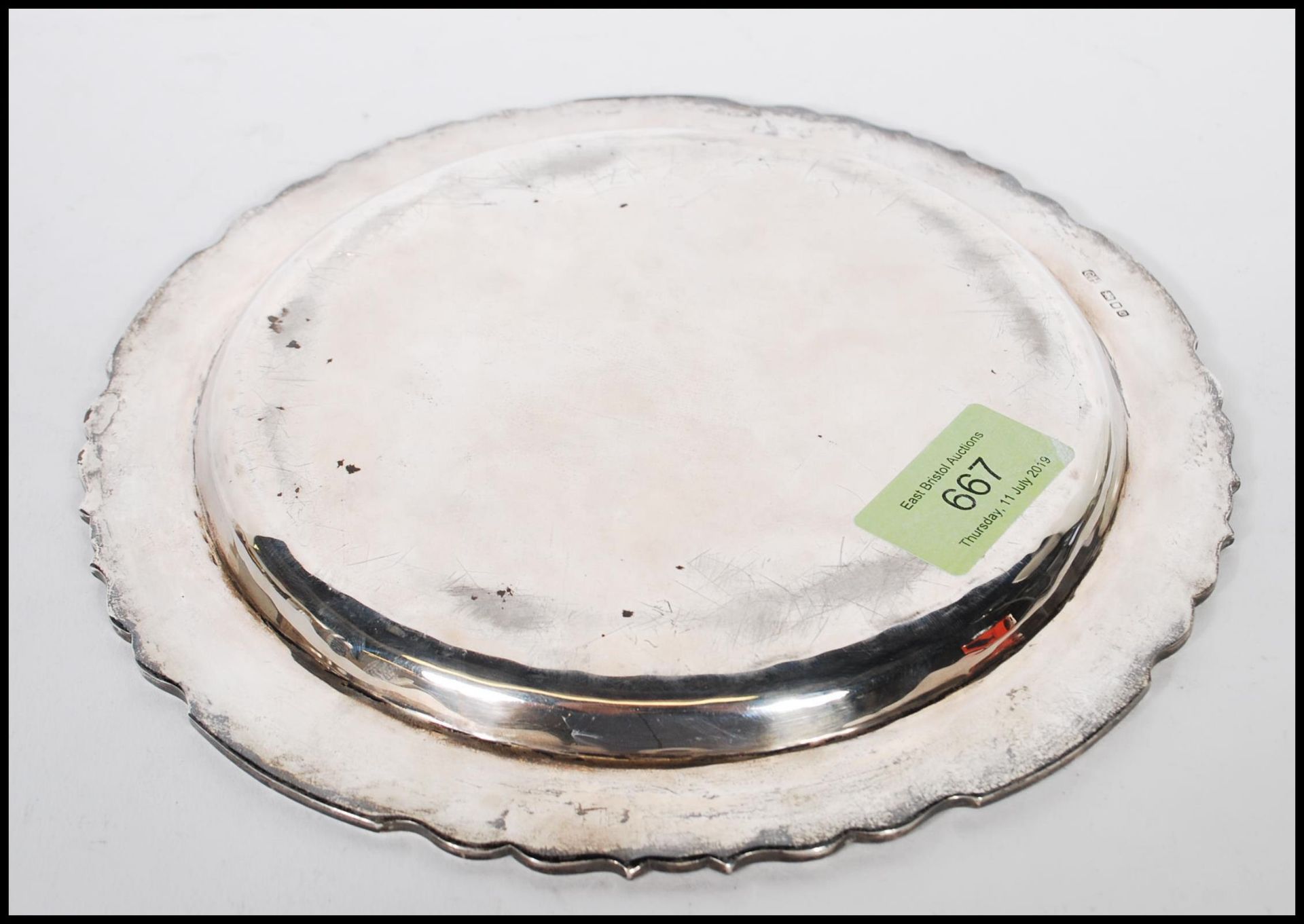 A silver hallmarked cabinet plate having decorative scrolled stepped rims. Hallmarked London 1988. - Bild 2 aus 5